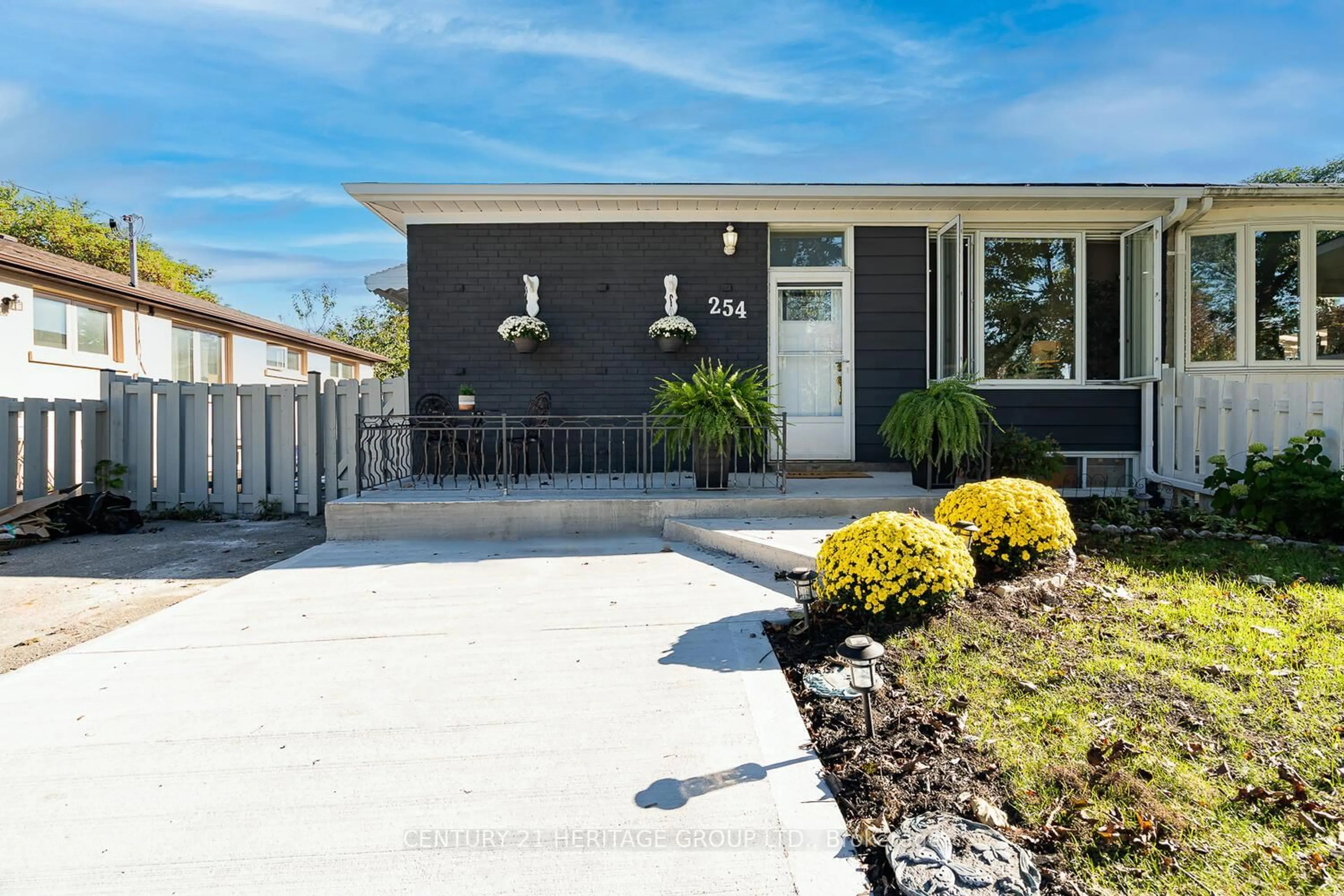 Home with vinyl exterior material, street for 254 Demaine Cres, Richmond Hill Ontario L4C 2W5