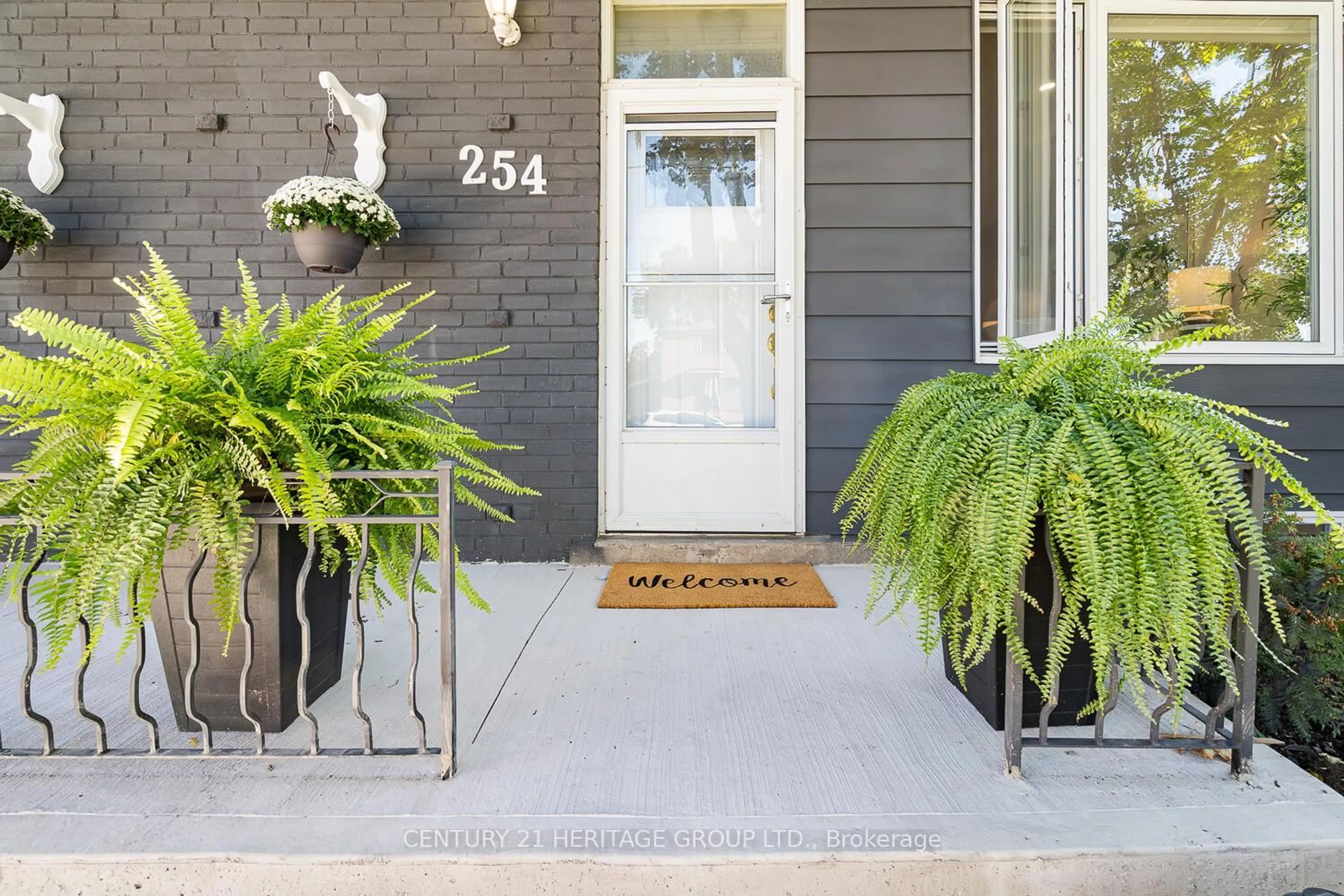 Indoor entryway for 254 Demaine Cres, Richmond Hill Ontario L4C 2W5