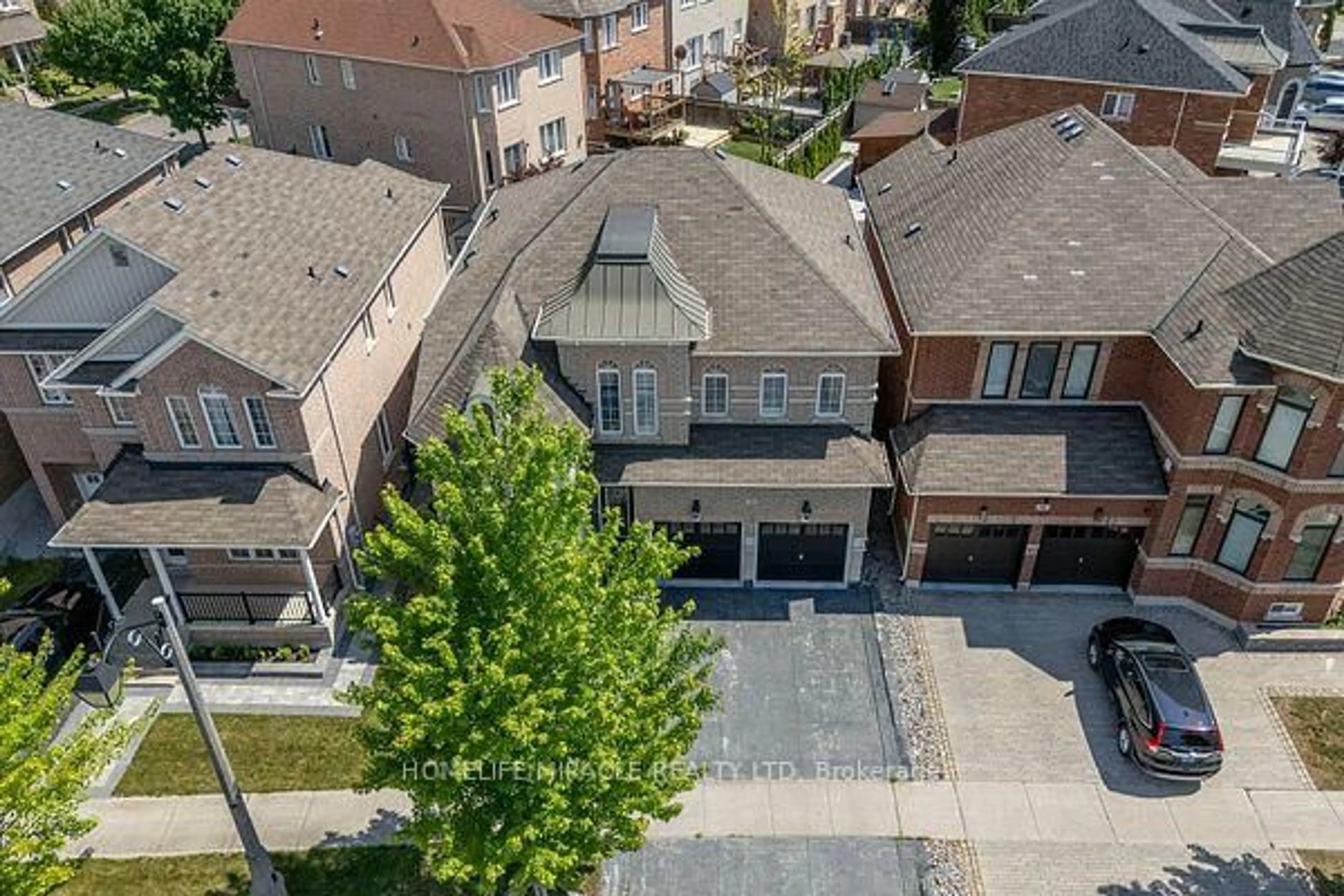 A pic from outside/outdoor area/front of a property/back of a property/a pic from drone, street for 32 Albert Roffey Cres, Markham Ontario L6B 0H1