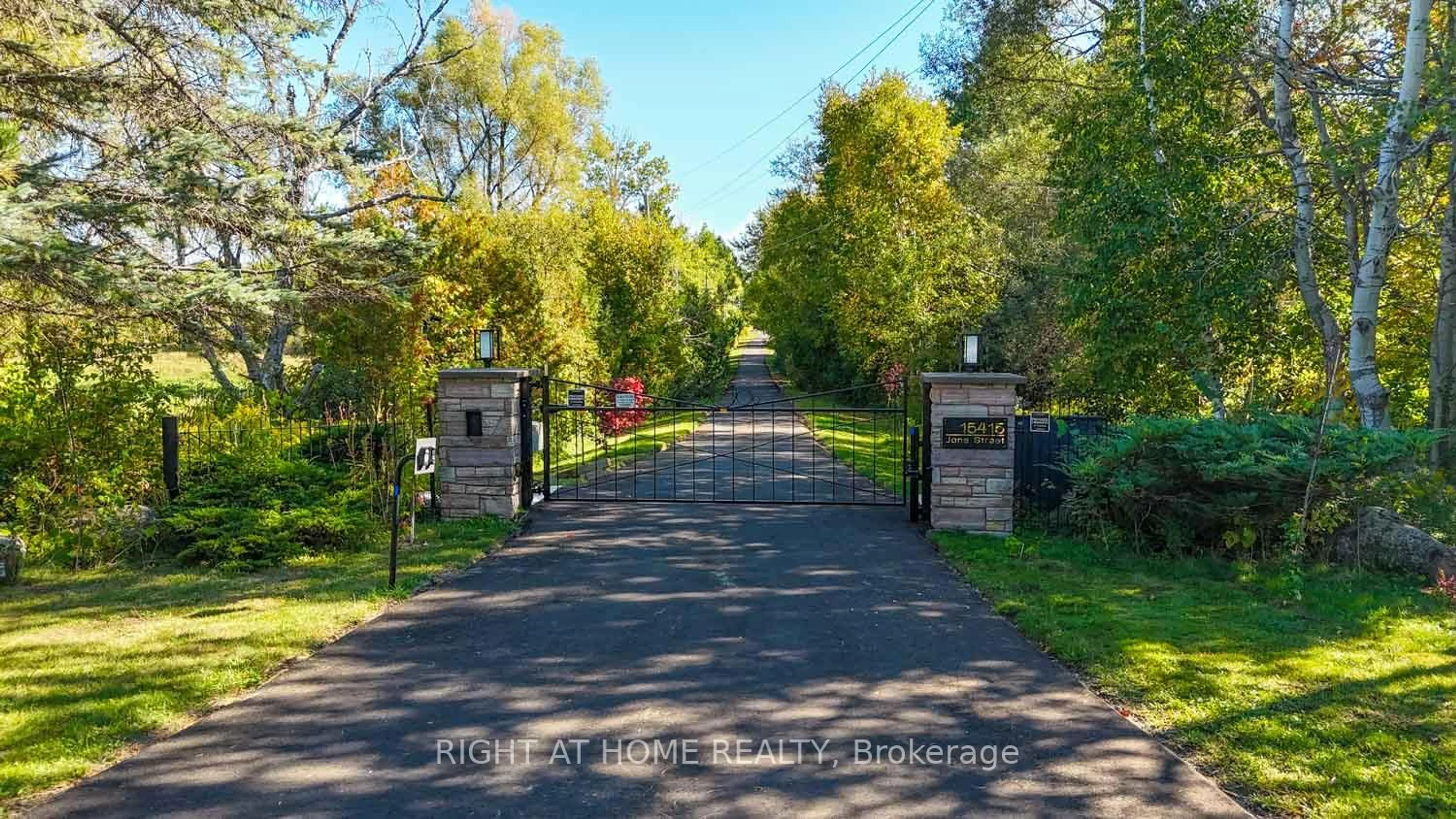 A pic from outside/outdoor area/front of a property/back of a property/a pic from drone, street for 15415 Jane St, King Ontario L7B 1A3