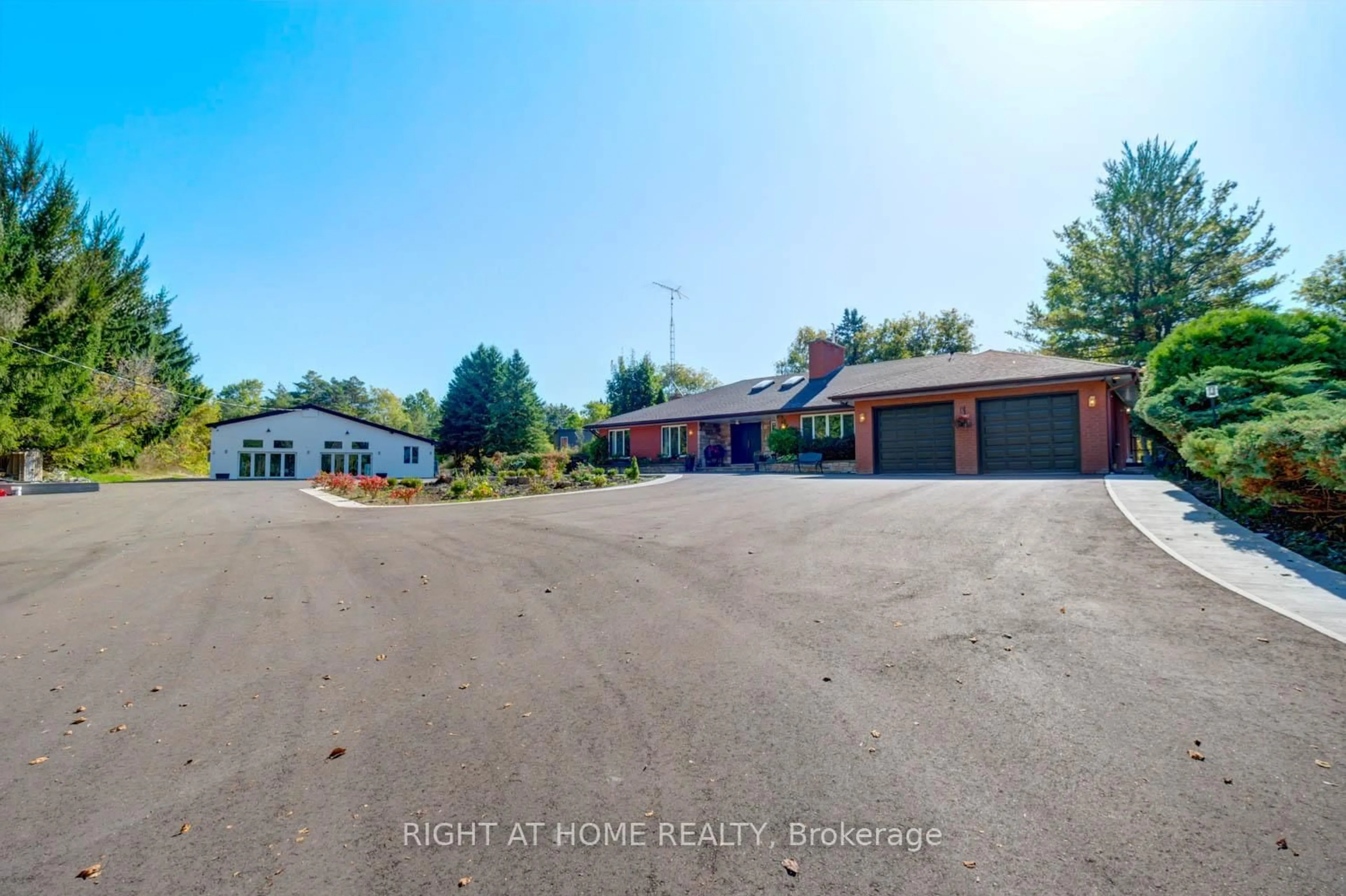 A pic from outside/outdoor area/front of a property/back of a property/a pic from drone, unknown for 15415 Jane St, King Ontario L7B 1A3