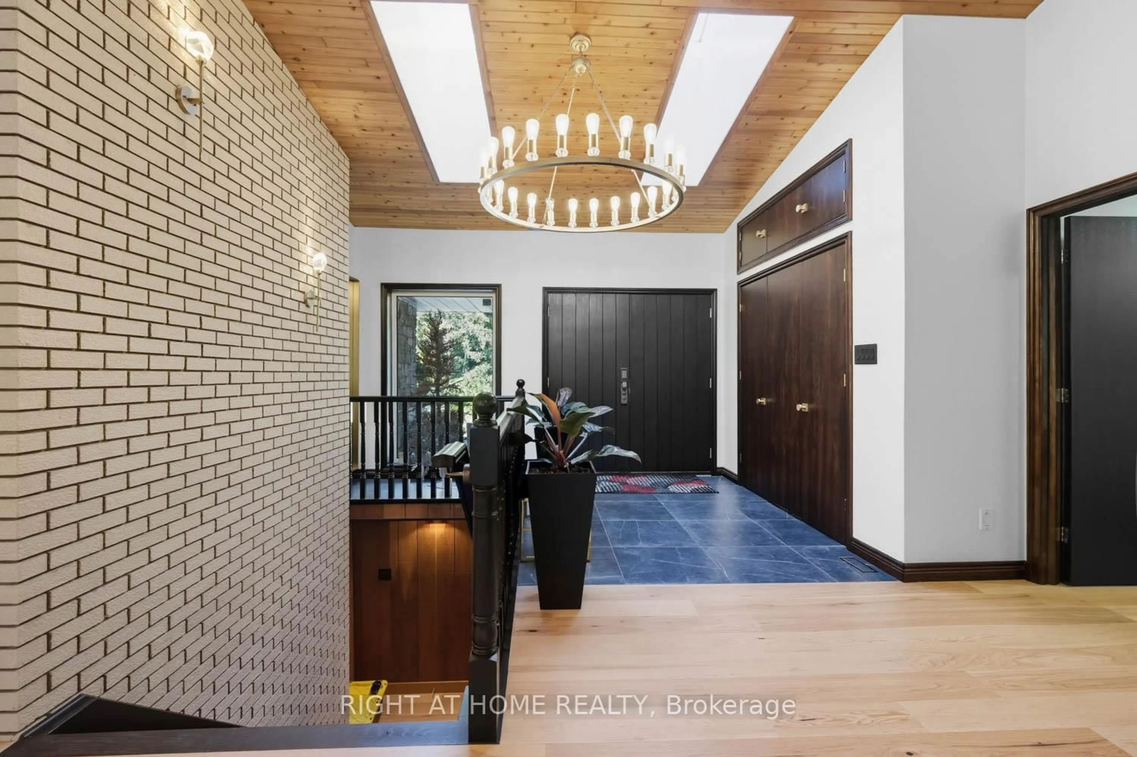 Indoor foyer for 15415 Jane St, King Ontario L7B 1A3
