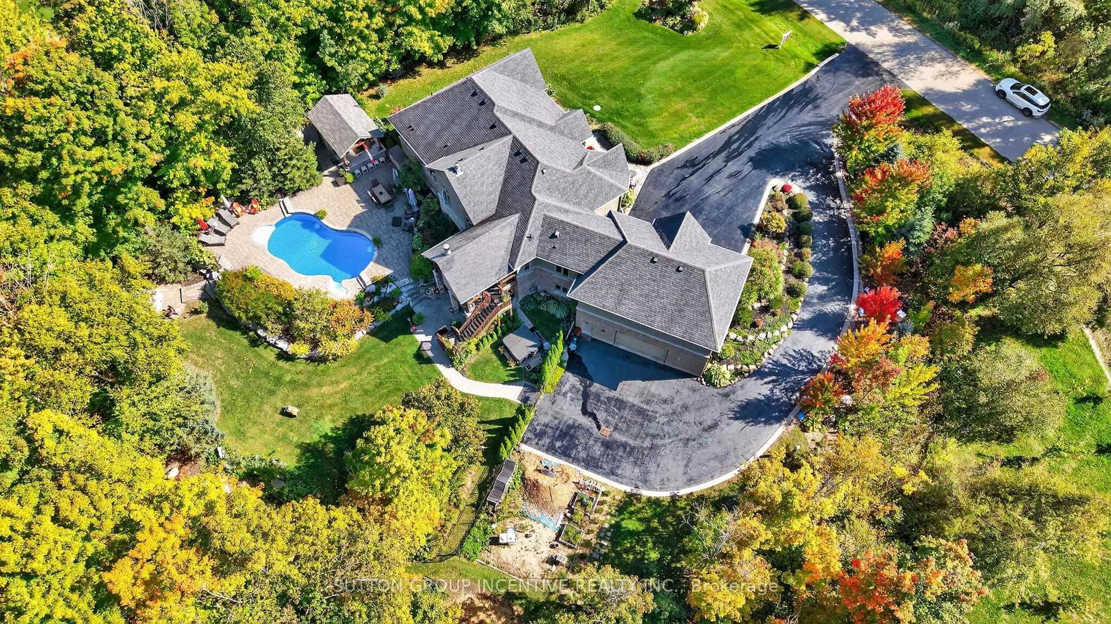 A pic from outside/outdoor area/front of a property/back of a property/a pic from drone, street for 1707 Wilkinson St, Innisfil Ontario L9S 5A8