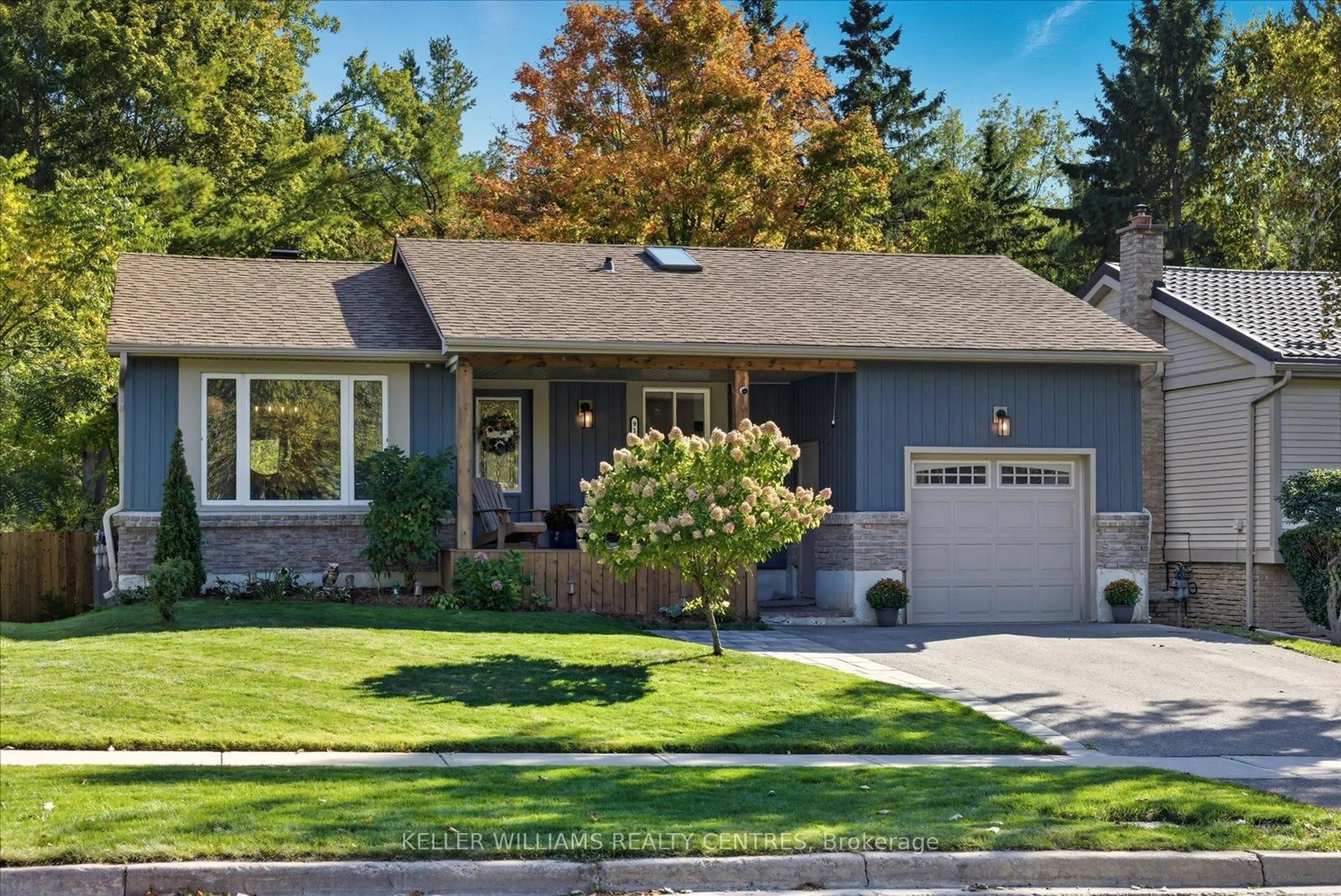 Home with vinyl exterior material, street for 916 Elgin St, Newmarket Ontario L3Y 3C1
