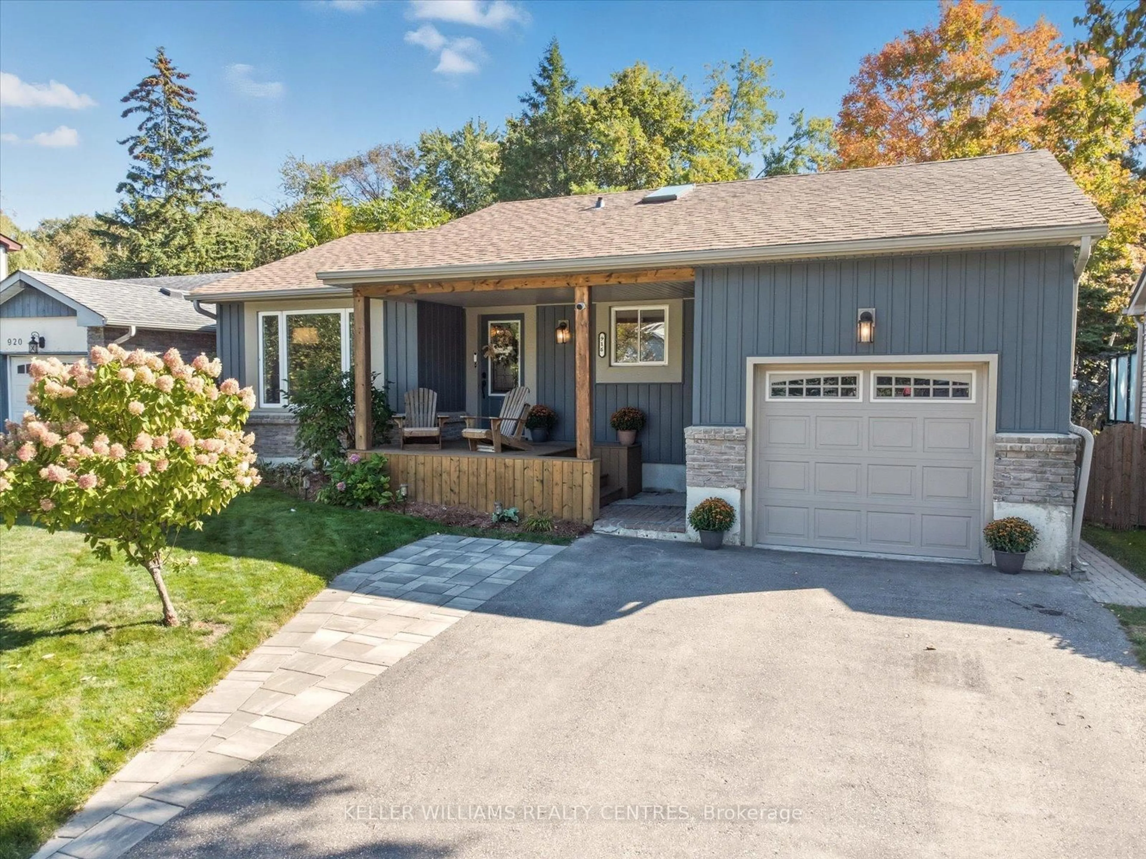 Home with vinyl exterior material, street for 916 Elgin St, Newmarket Ontario L3Y 3C1
