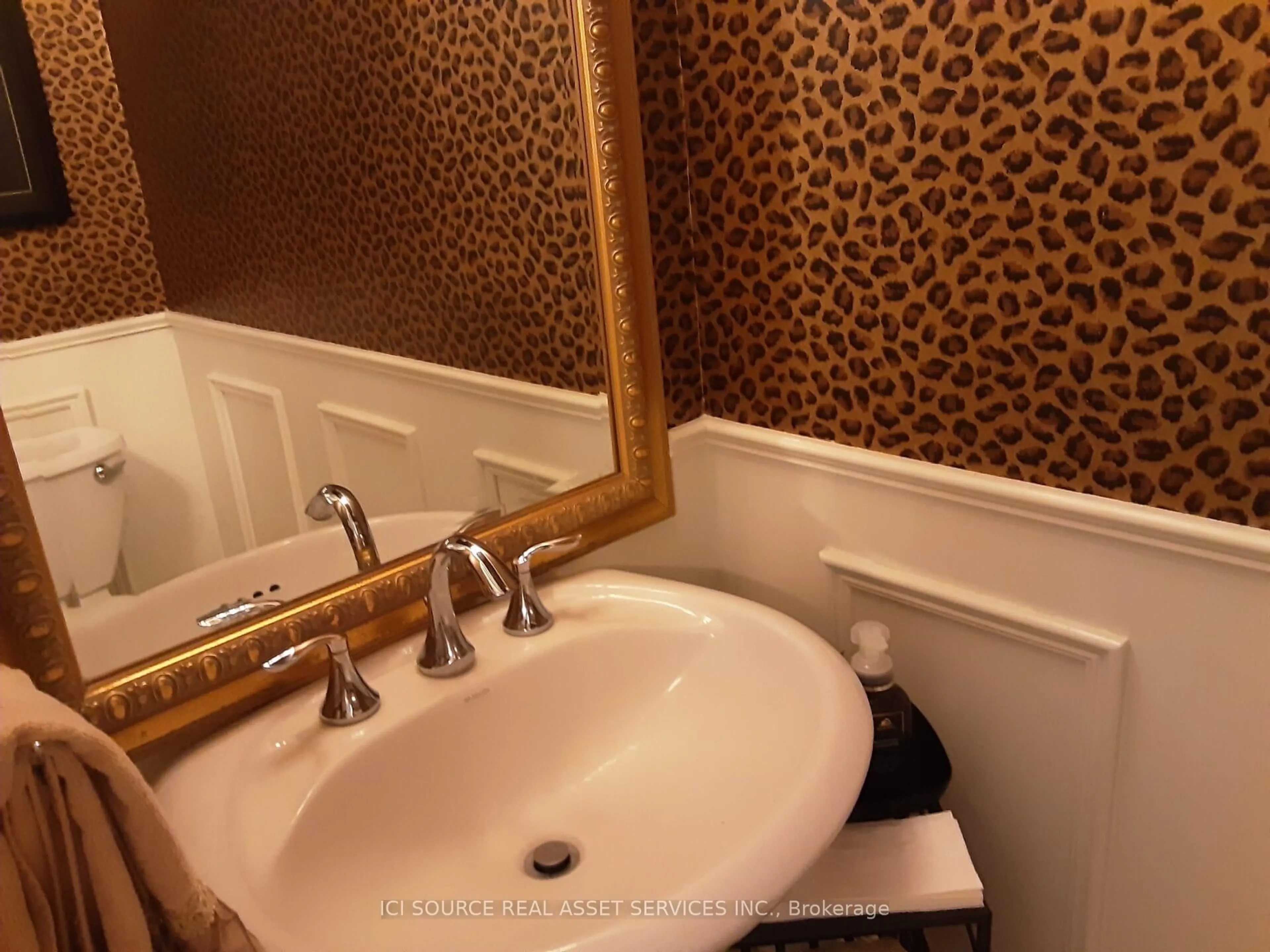 Standard bathroom, ceramic/tile floor for 72 Tuscany Grande, New Tecumseth Ontario L9R 0E2
