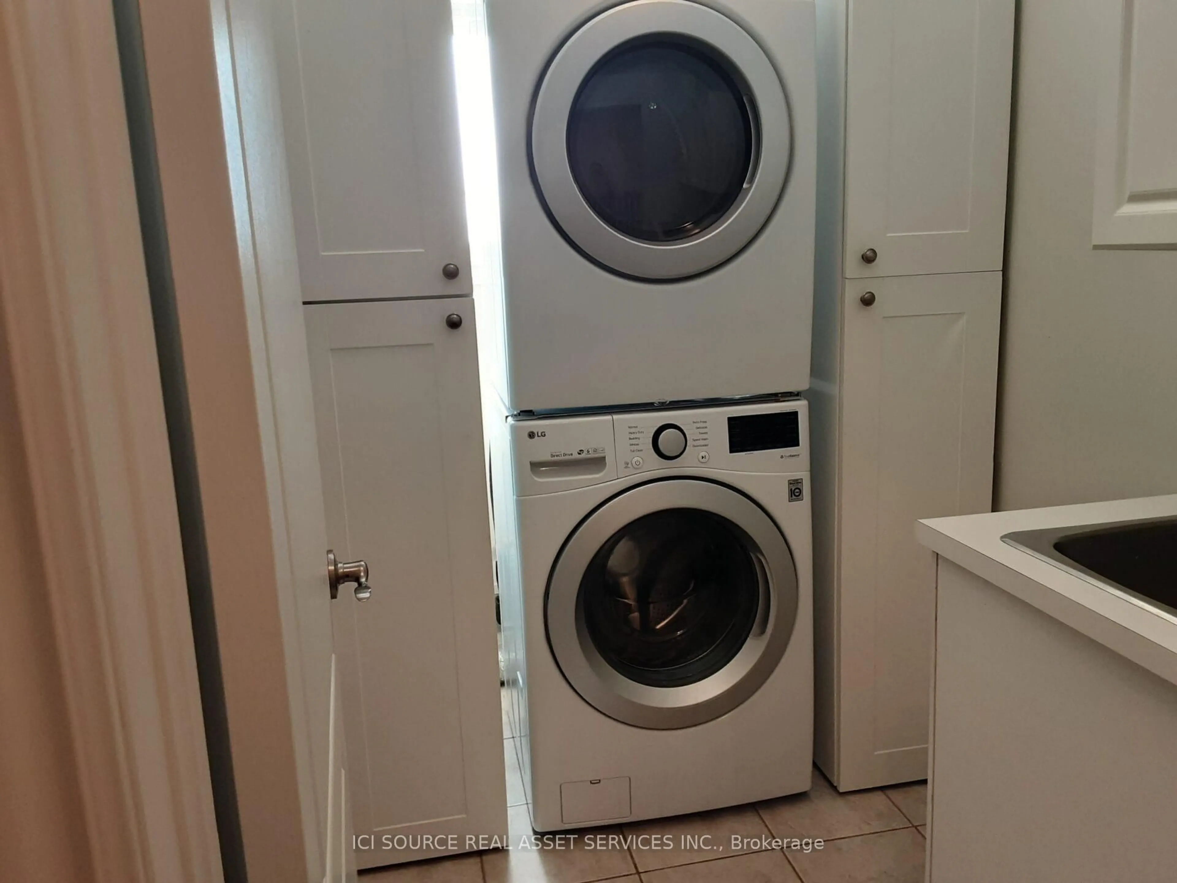 Laundry room for 72 Tuscany Grande, New Tecumseth Ontario L9R 0E2