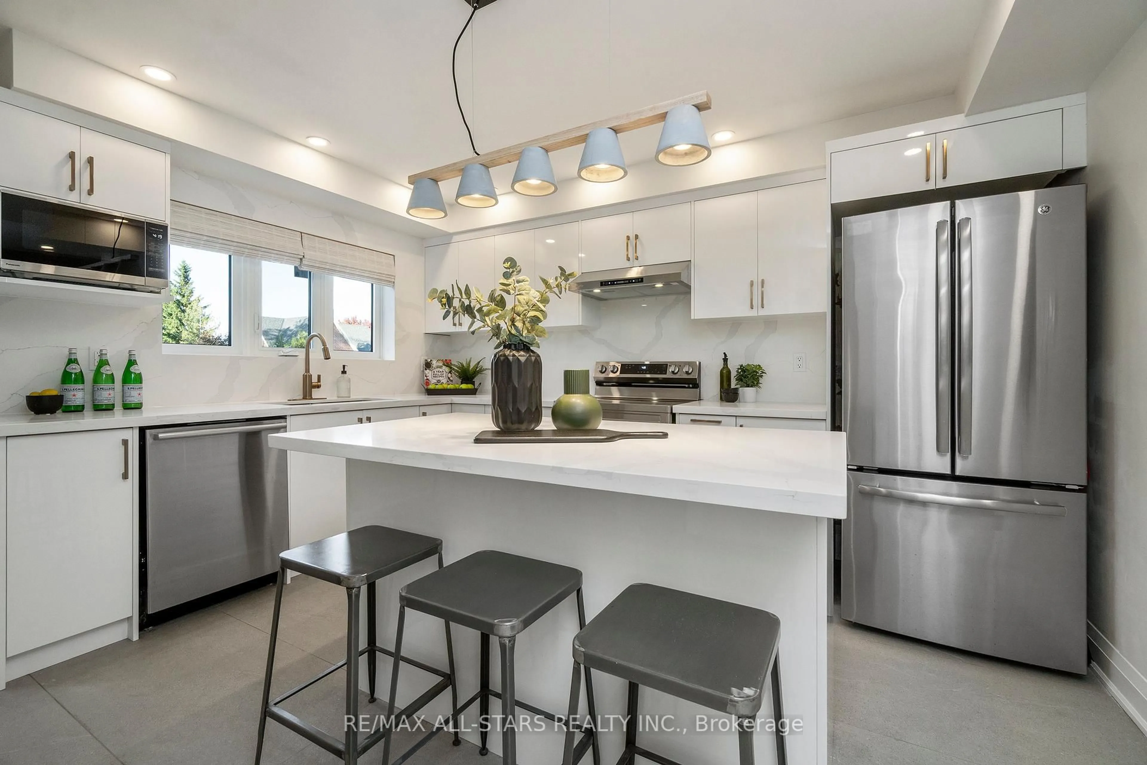 Contemporary kitchen, ceramic/tile floor for 21 Rougehaven Way, Markham Ontario L3P 7W5