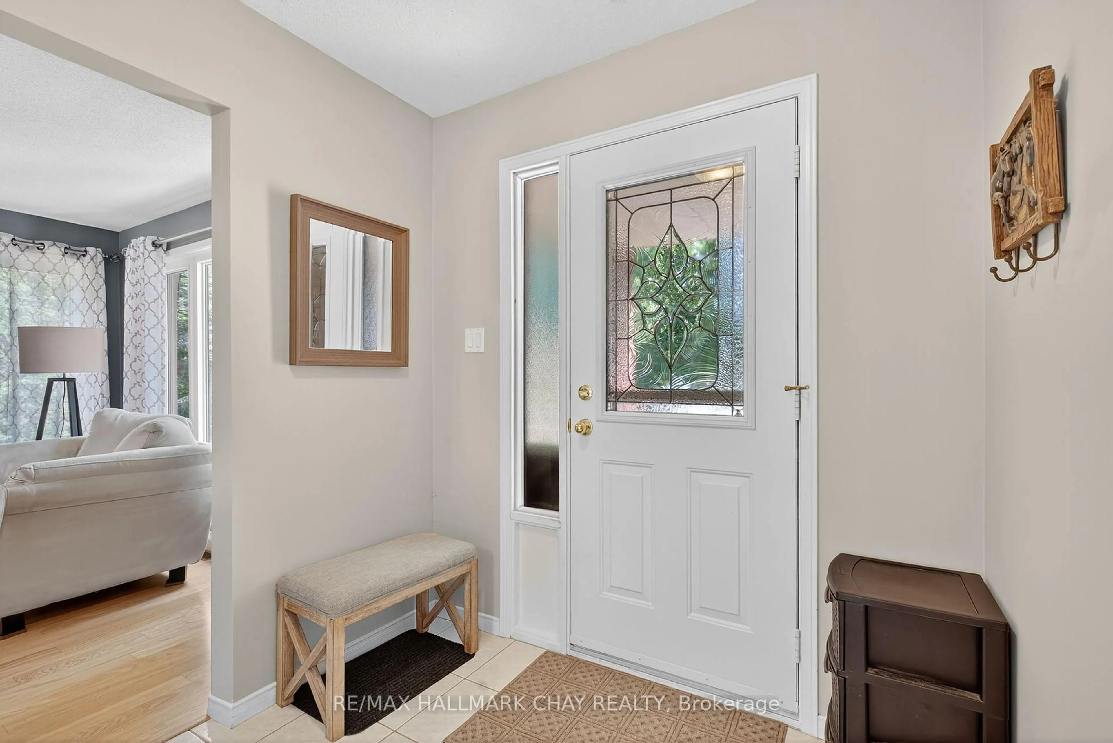 Indoor entryway for 33 Parkette Dr, New Tecumseth Ontario L9R 1R7