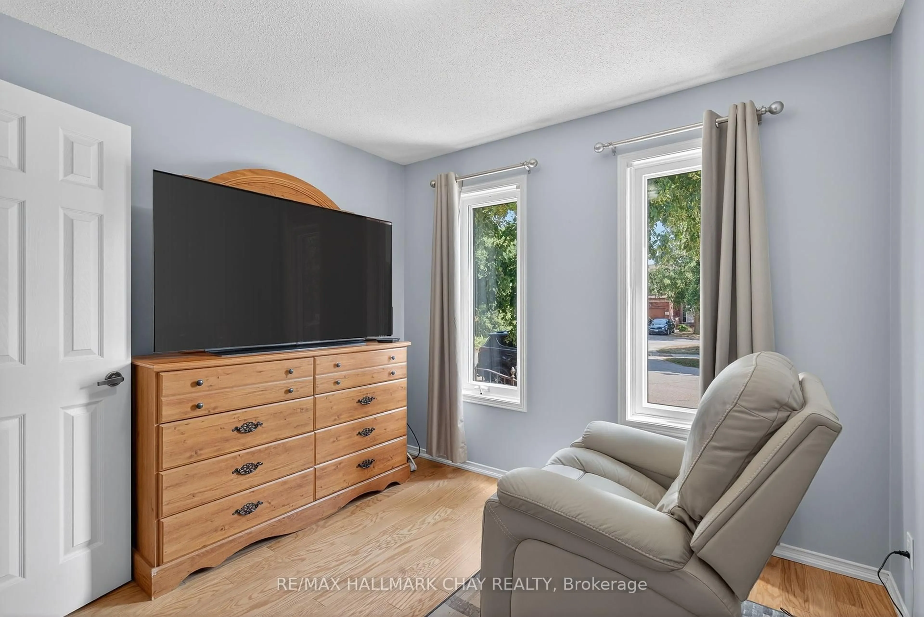 Home theater for 33 Parkette Dr, New Tecumseth Ontario L9R 1R7