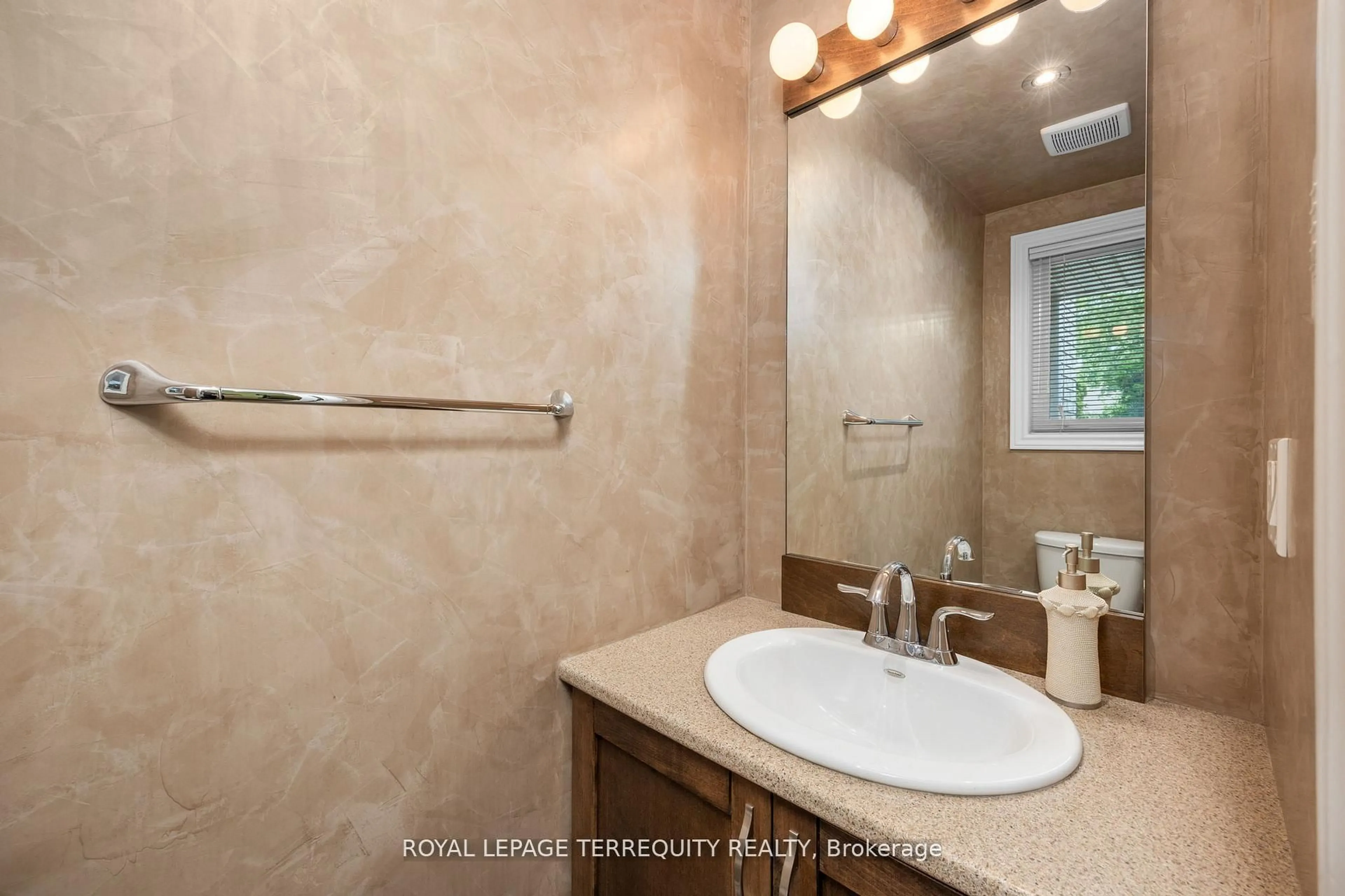 Standard bathroom, ceramic/tile floor for 76 Goldbrook Cres, Richmond Hill Ontario L4S 1V3