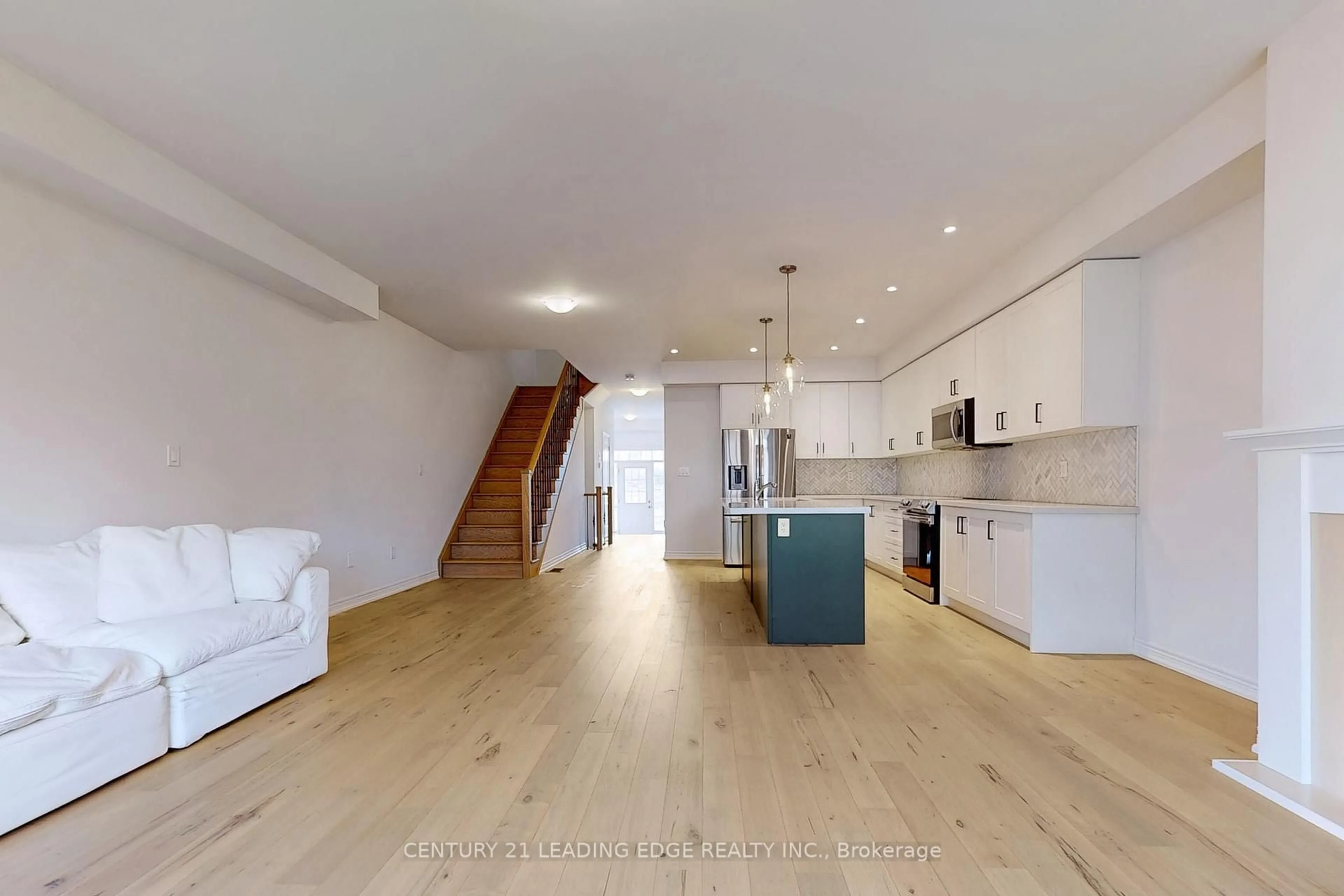 Open concept kitchen, wood/laminate floor for 56 Cupples Farm Lane, East Gwillimbury Ontario L0G 1M0