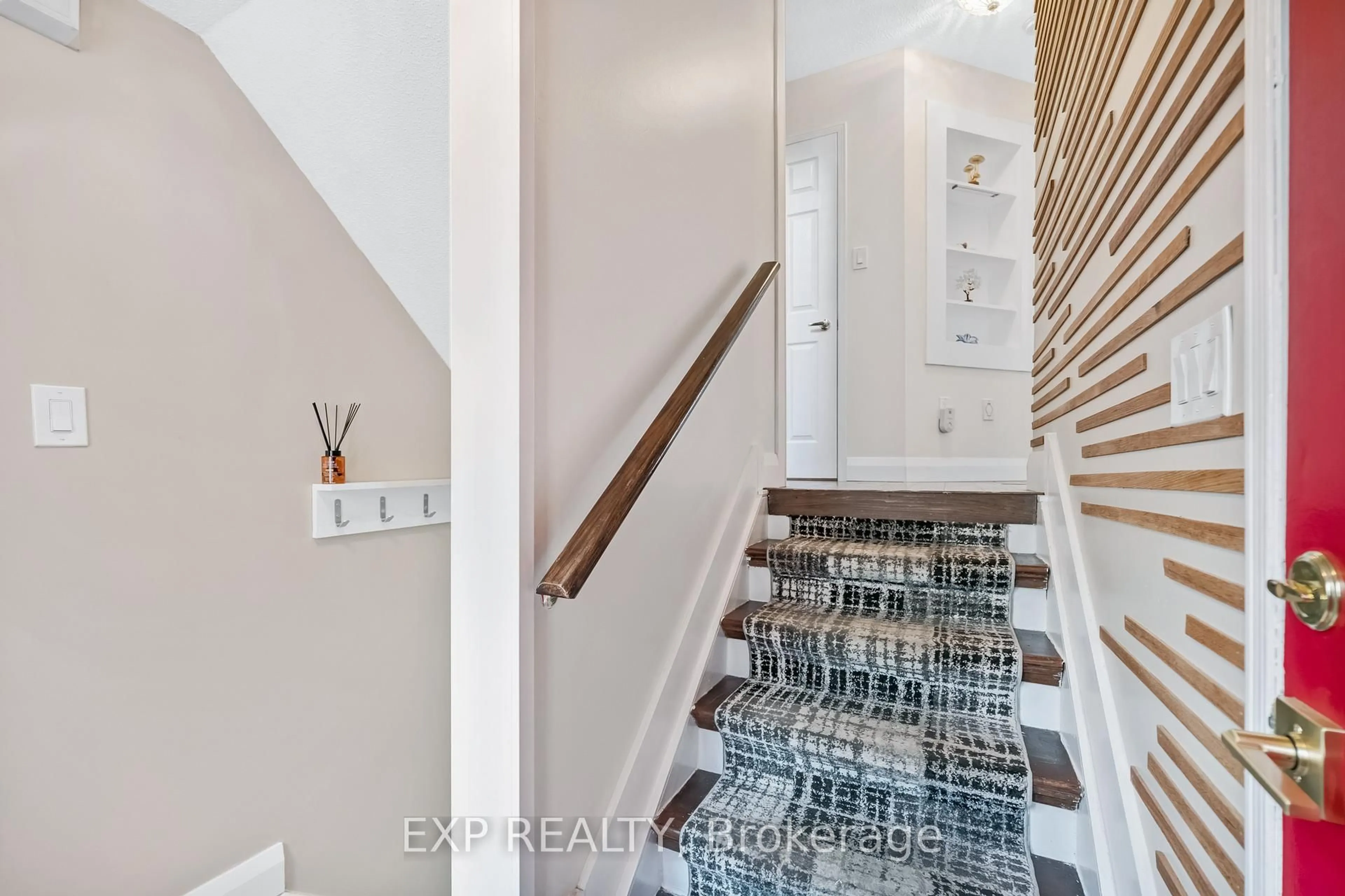 Indoor entryway for 69 Clearmeadow Blvd, Newmarket Ontario L3X 2M6