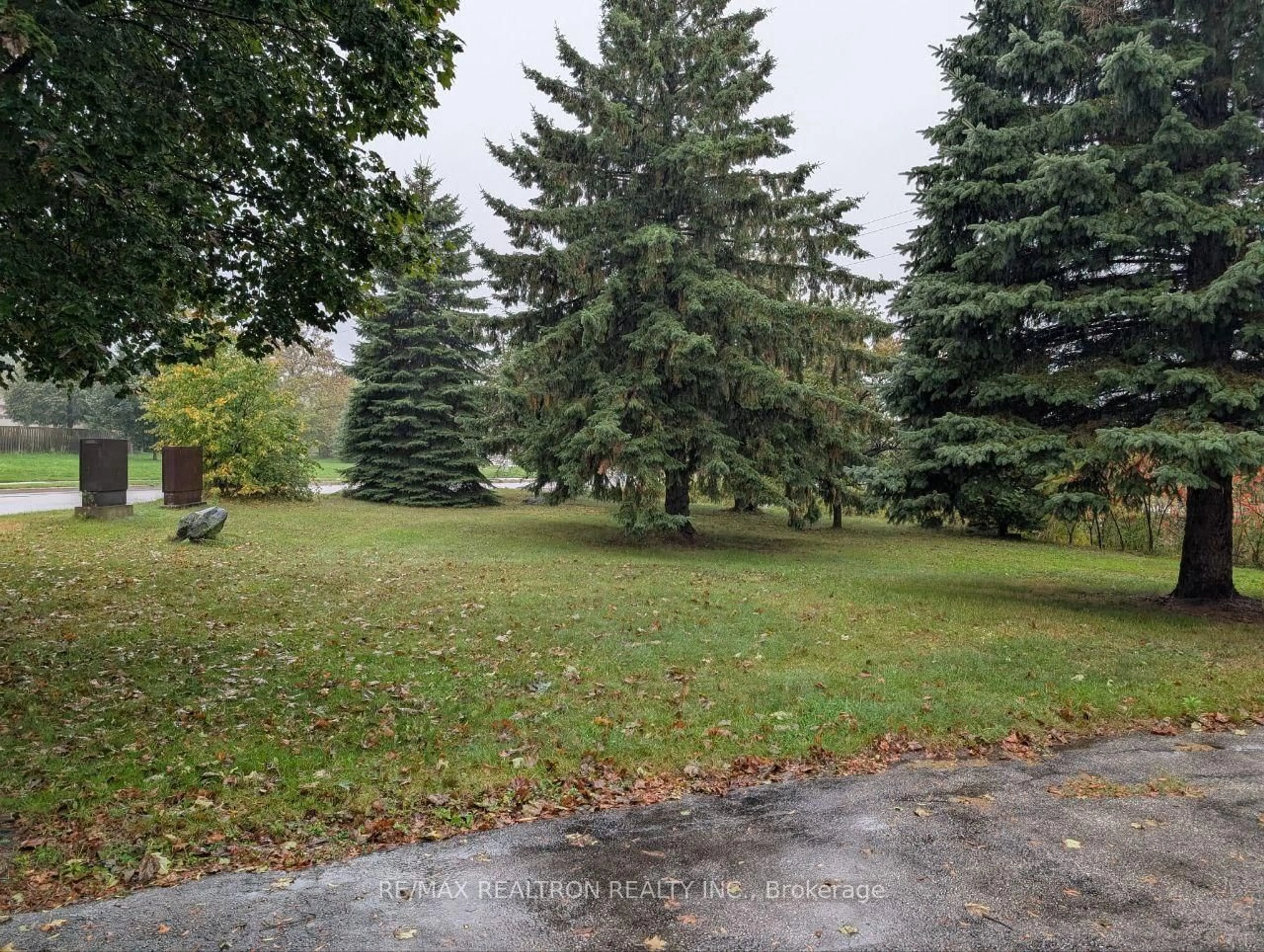 A pic from outside/outdoor area/front of a property/back of a property/a pic from drone, unknown for 28 Lakeland Cres, Richmond Hill Ontario L4E 2Z8