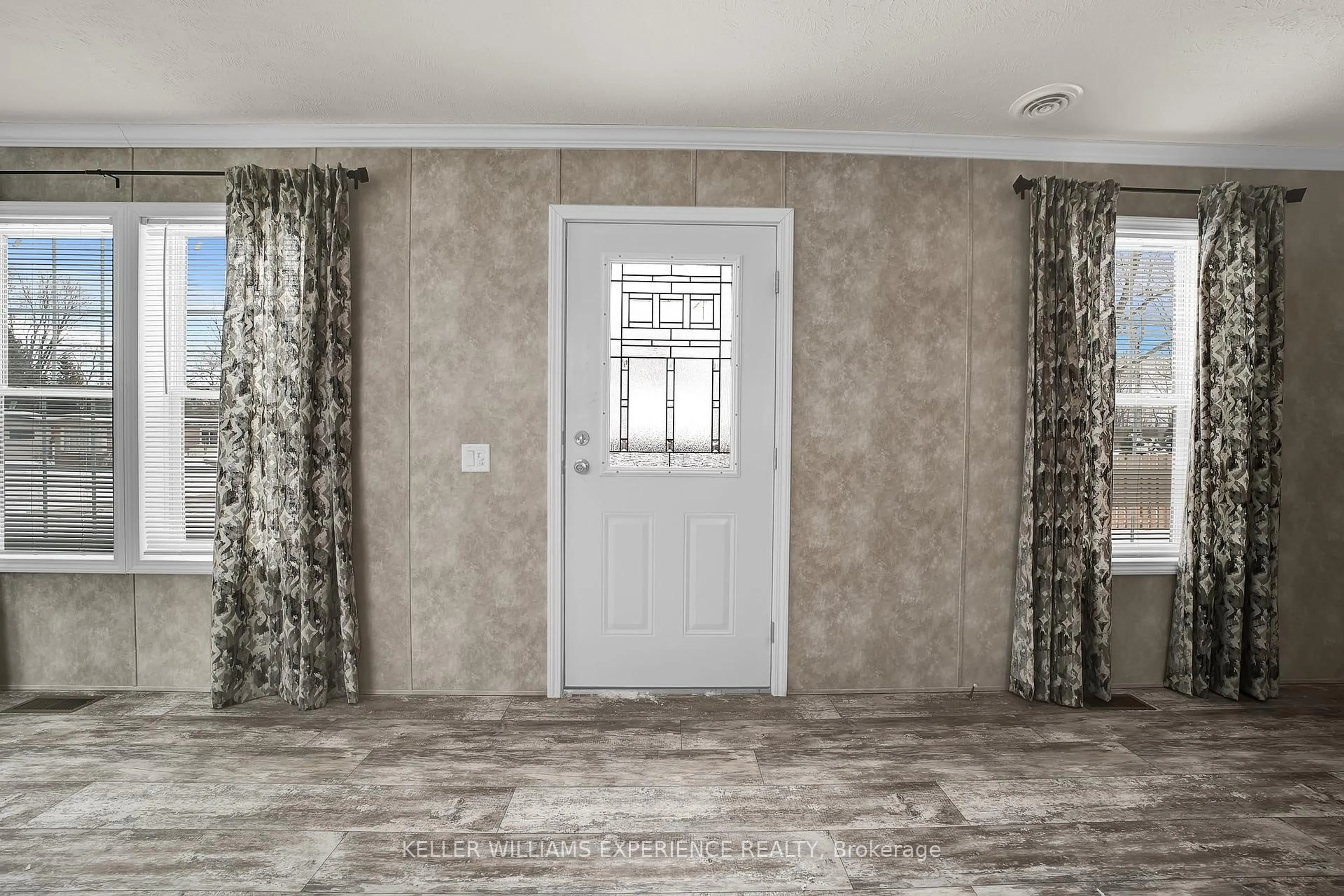 Indoor entryway for 40 Shamrock Cres, Essa Ontario L3W 0A5