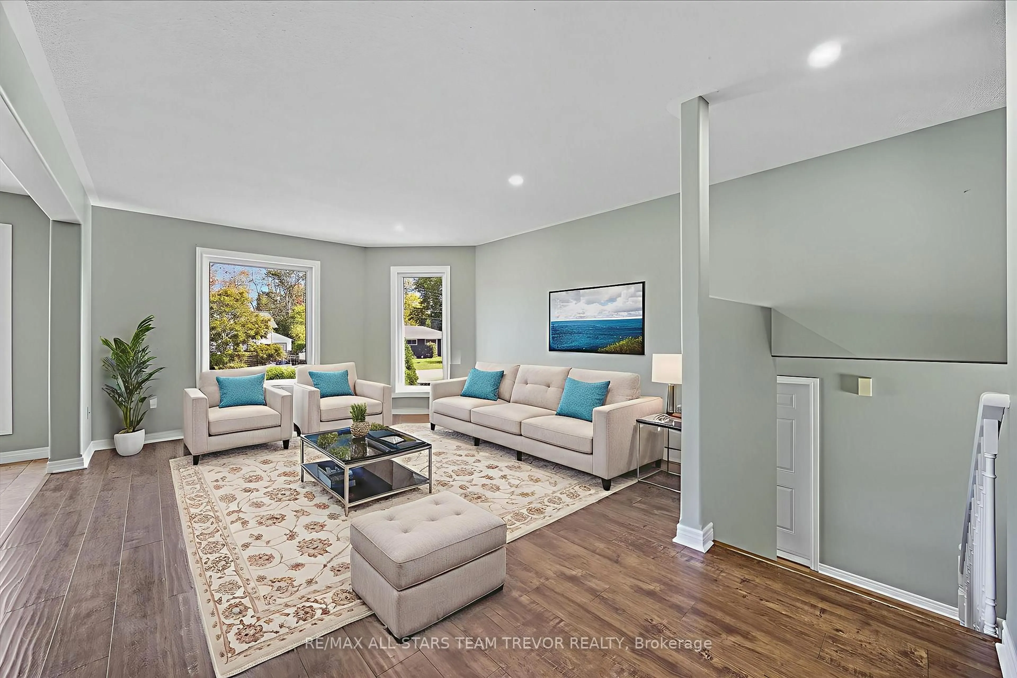 Living room with furniture, unknown for 28 Virginia Blvd, Georgina Ontario L0E 1R0