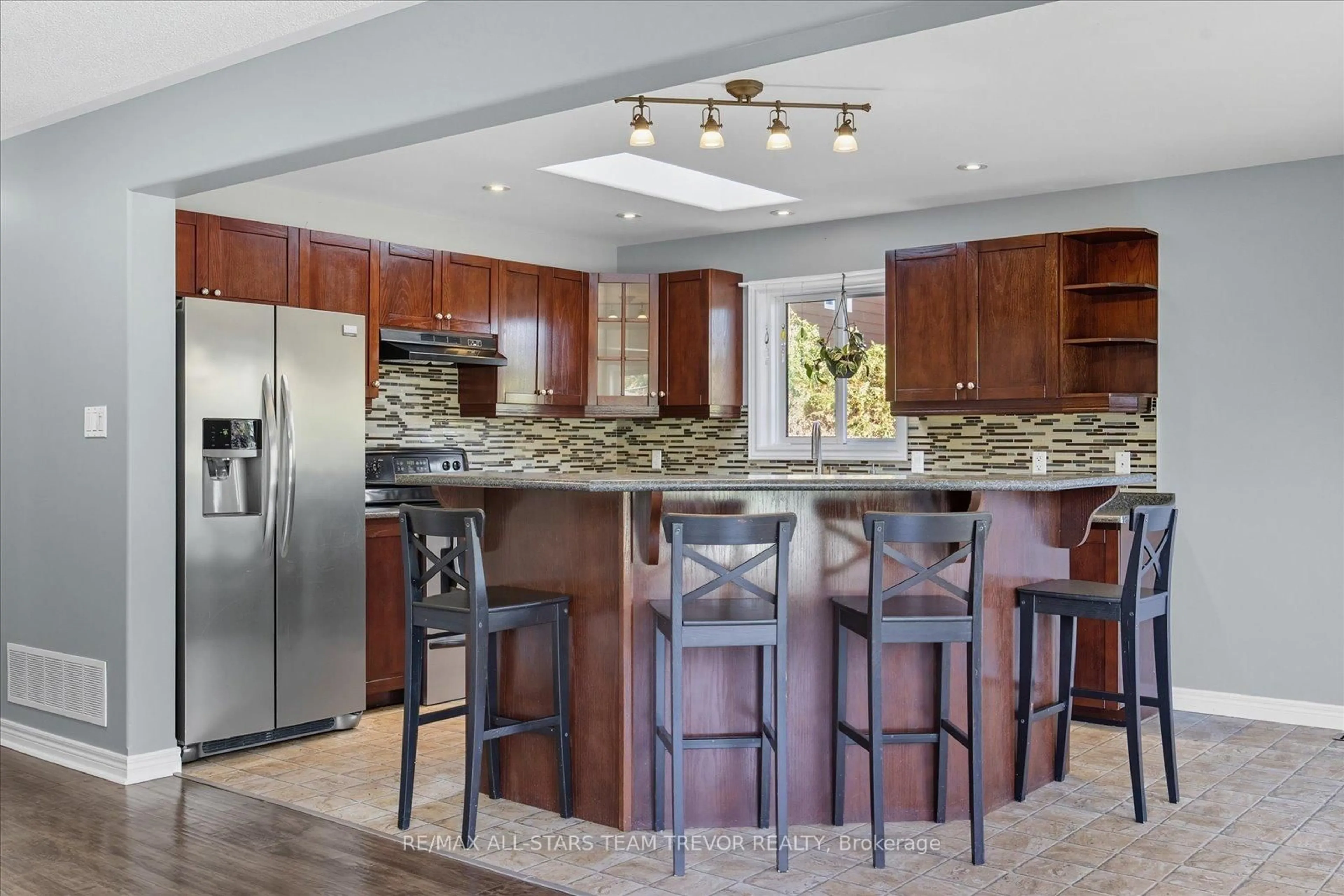 Open concept kitchen, ceramic/tile floor for 28 Virginia Blvd, Georgina Ontario L0E 1R0