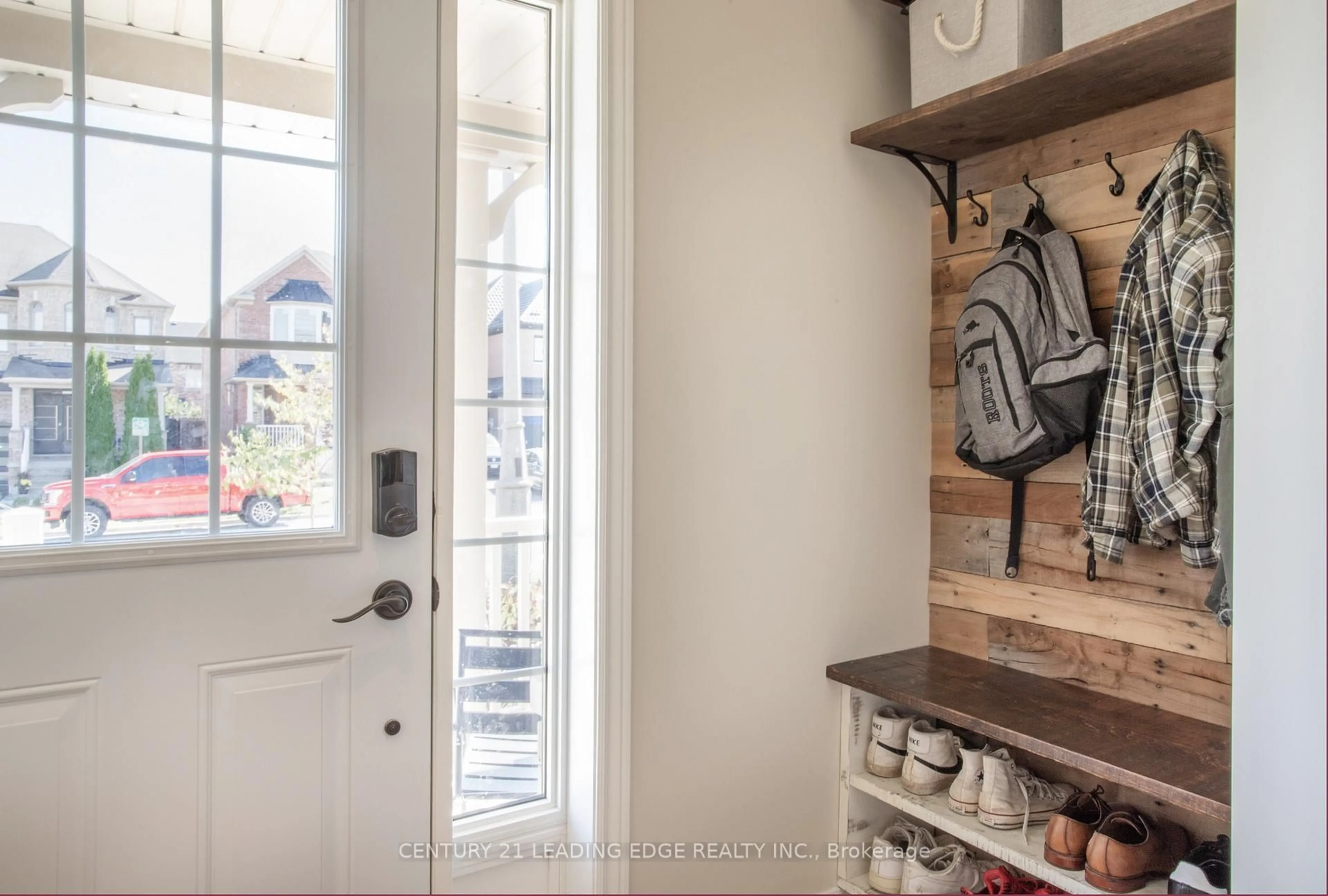 Indoor entryway for 327 Mantle Ave, Whitchurch-Stouffville Ontario L4A 0R9