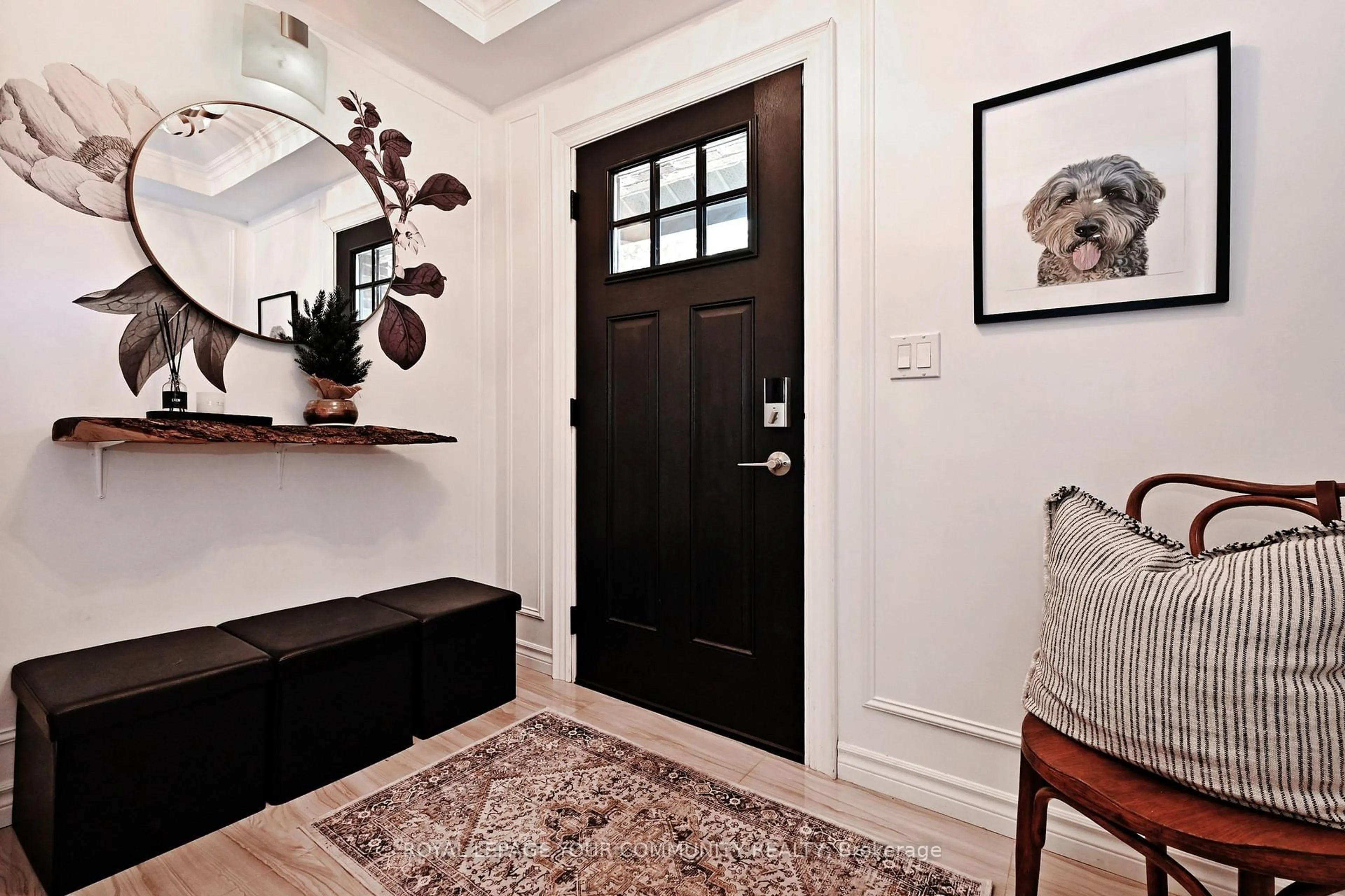 Indoor entryway for 82 Centre St, Aurora Ontario L4G 1J8