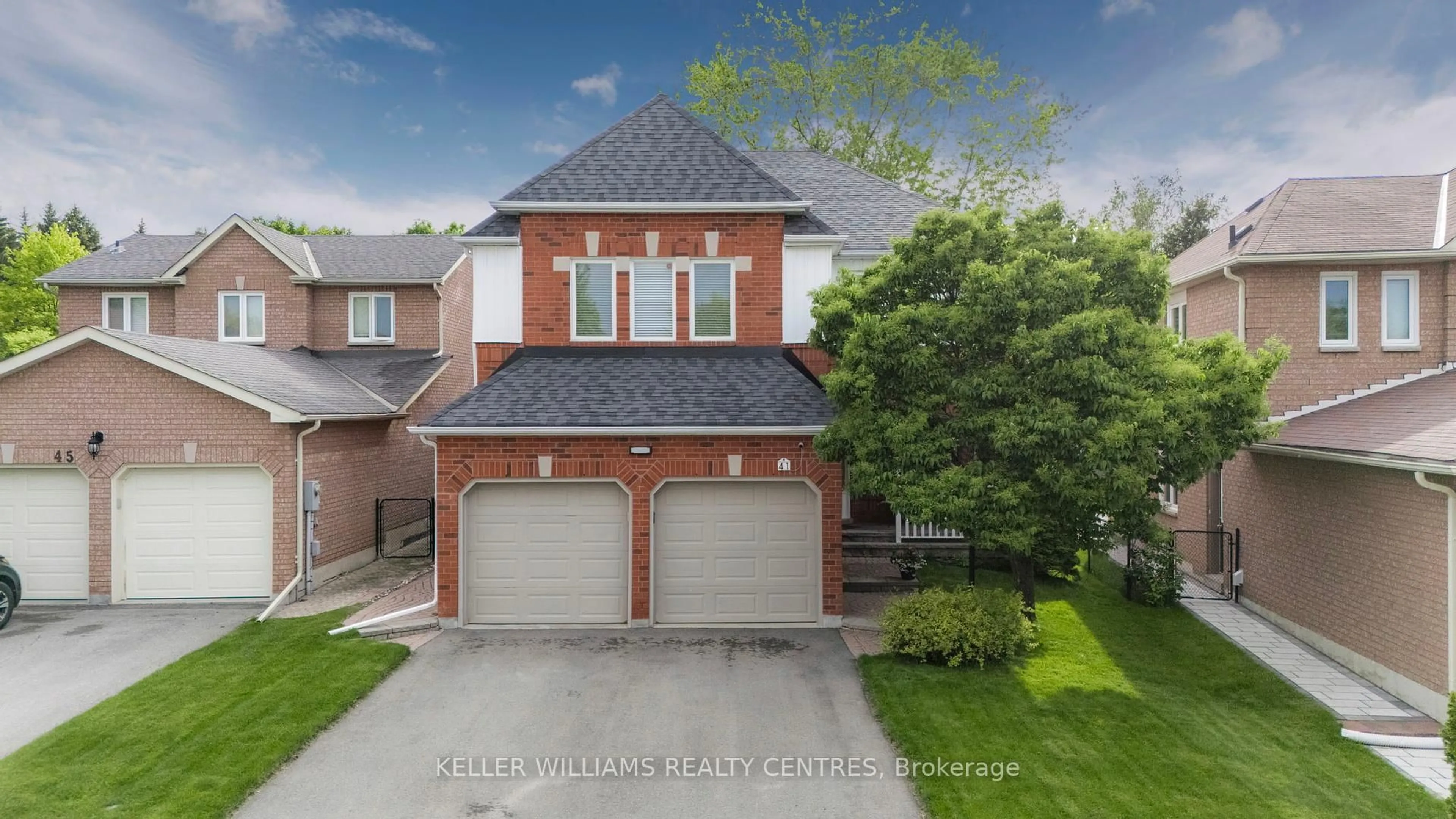 A pic from outside/outdoor area/front of a property/back of a property/a pic from drone, street for 41 Bonny Meadows Dr, Aurora Ontario L4G 6M9