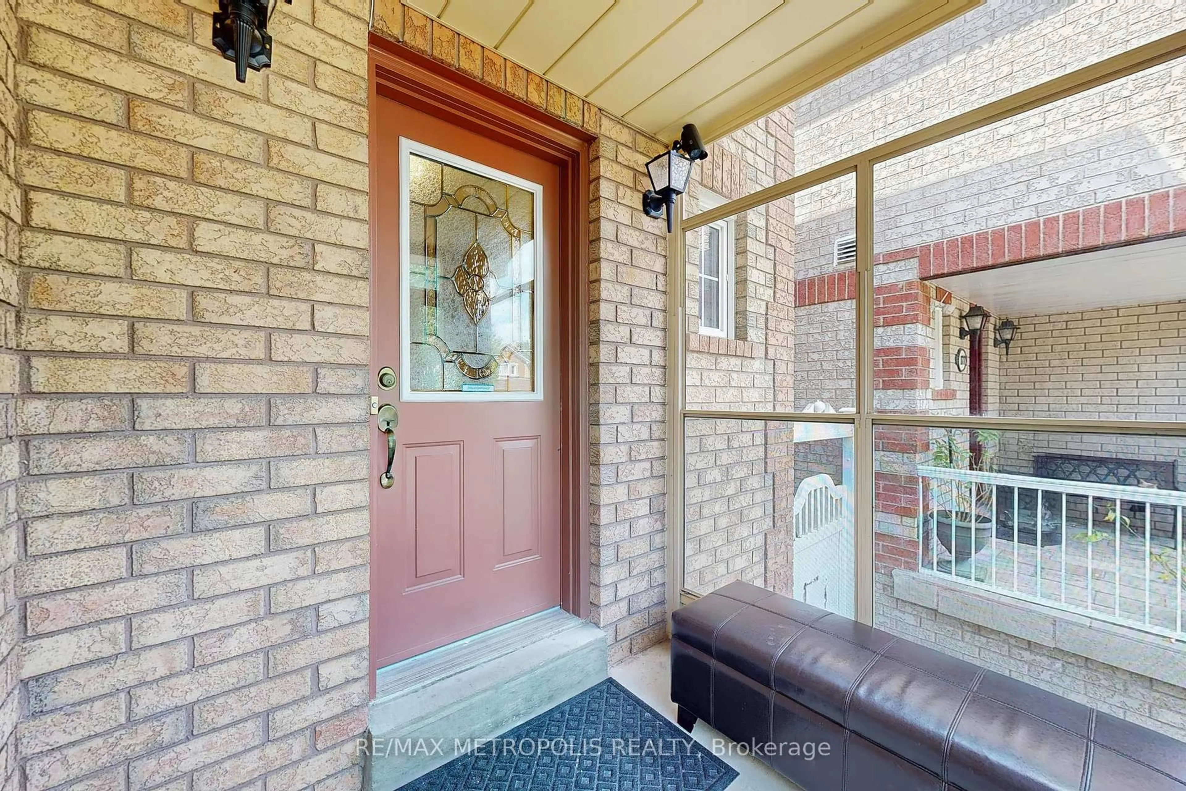 Indoor entryway for 175 Roxbury St, Markham Ontario L3S 3T5