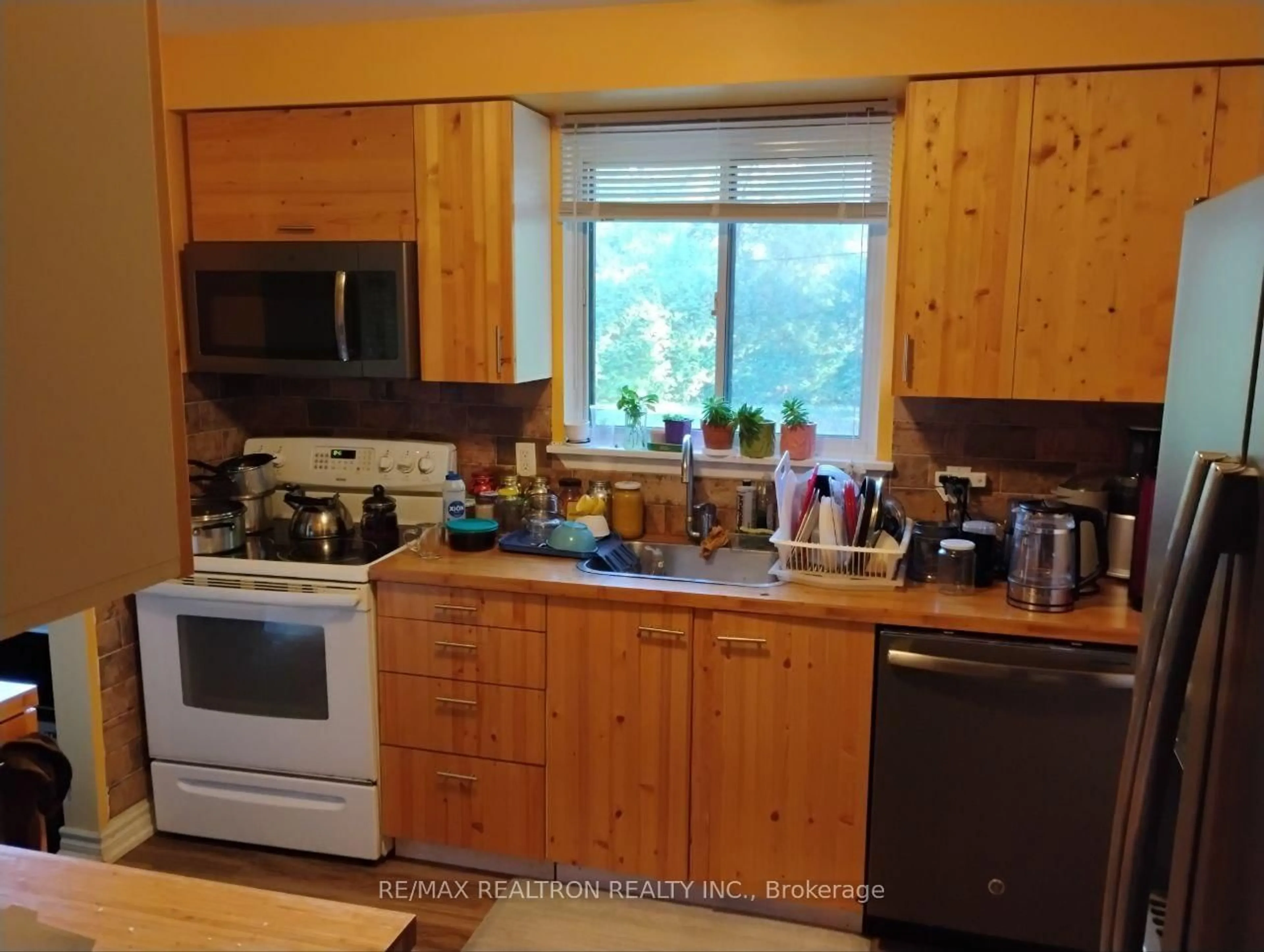 Standard kitchen, wood/laminate floor for 36 Lakeland Cres, Richmond Hill Ontario L4E 2Z9