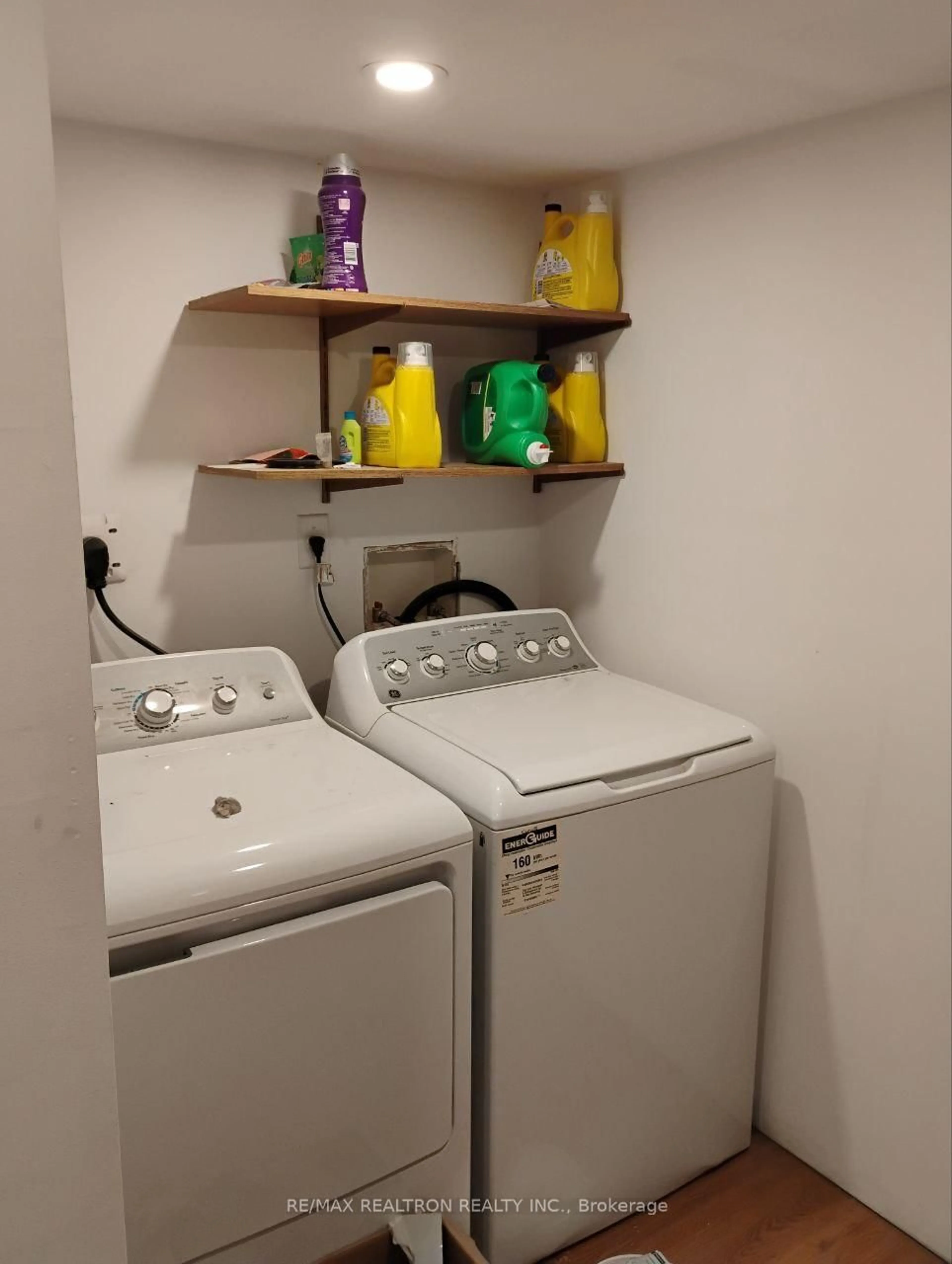 Laundry room for 36 Lakeland Cres, Richmond Hill Ontario L4E 2Z9