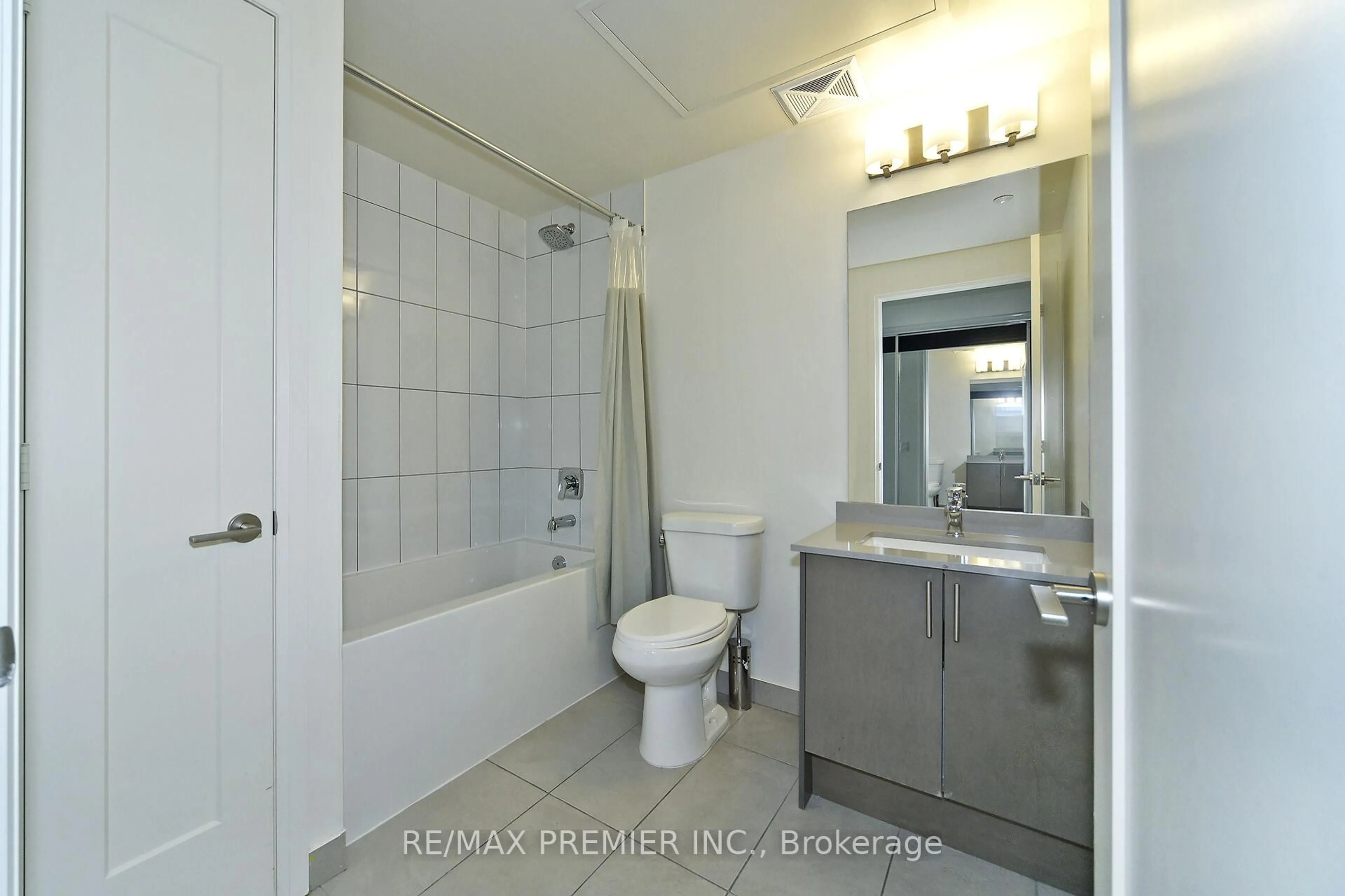 Standard bathroom, ceramic/tile floor for 9000 Jane St #1509, Vaughan Ontario L4K 0M6