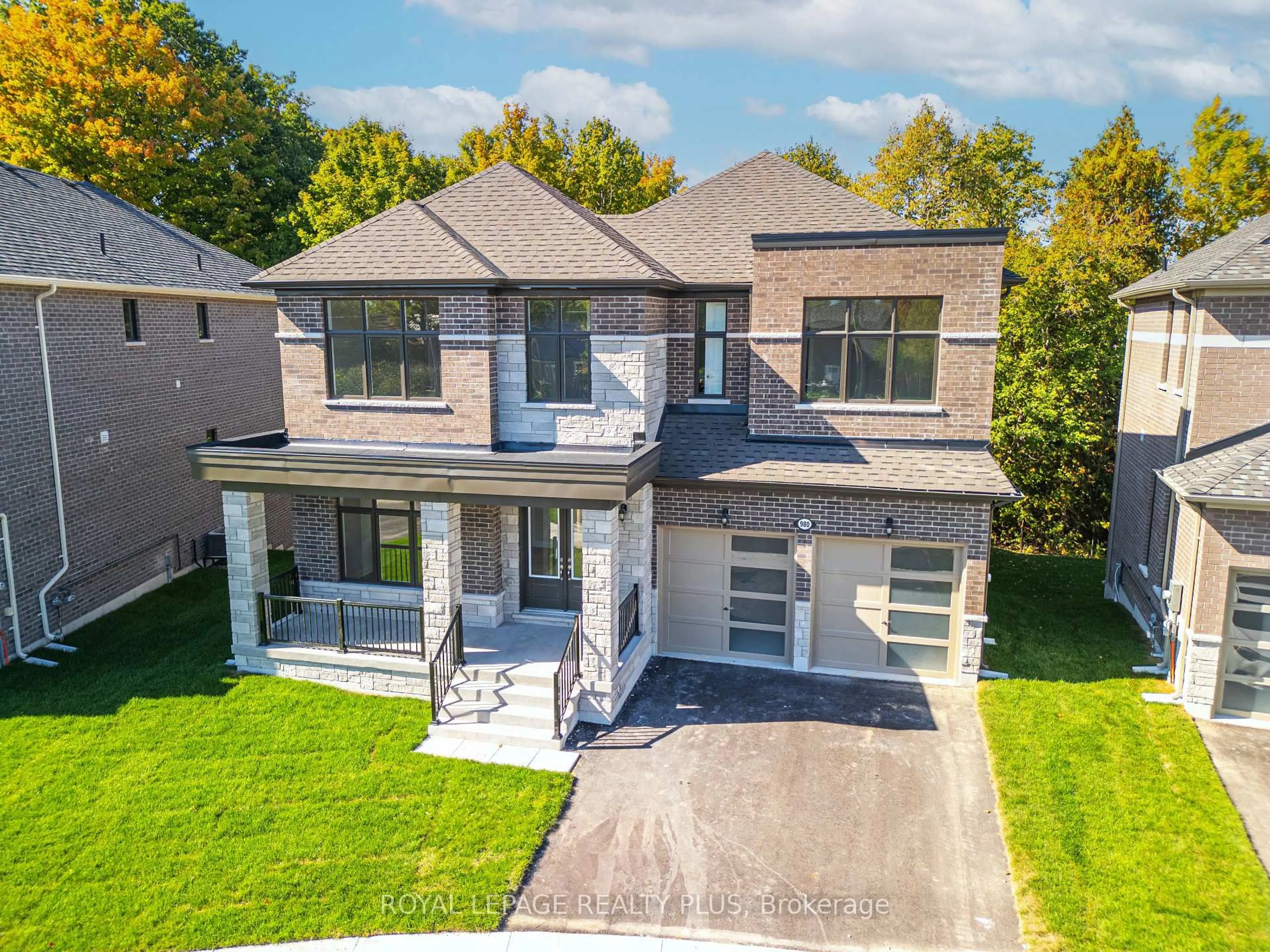 A pic from outside/outdoor area/front of a property/back of a property/a pic from drone, street for 980 Church Dr, Innisfil Ontario L0L 1W0