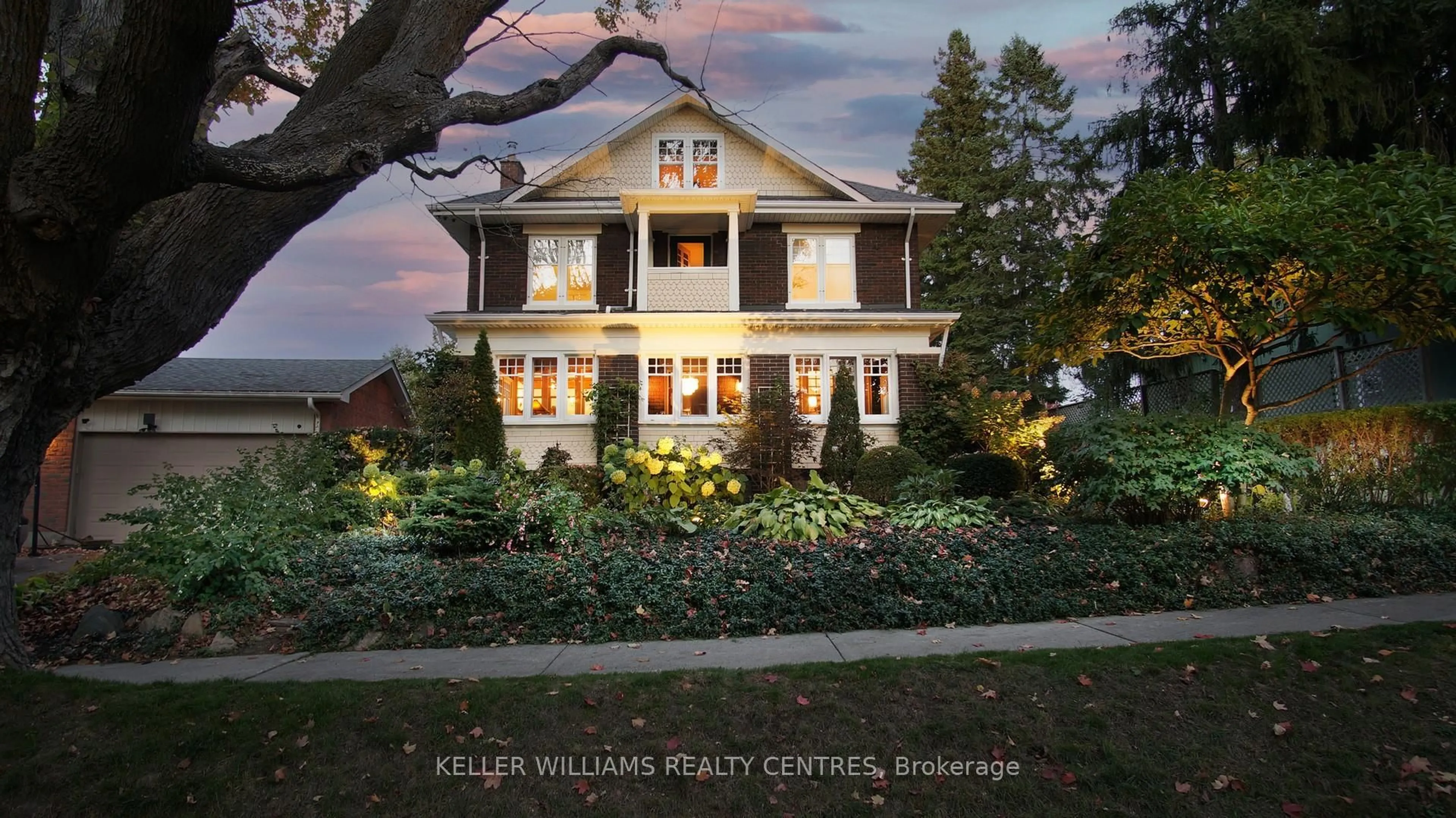 Home with vinyl exterior material, street for 49 Alice St, East Gwillimbury Ontario L0G 1M0