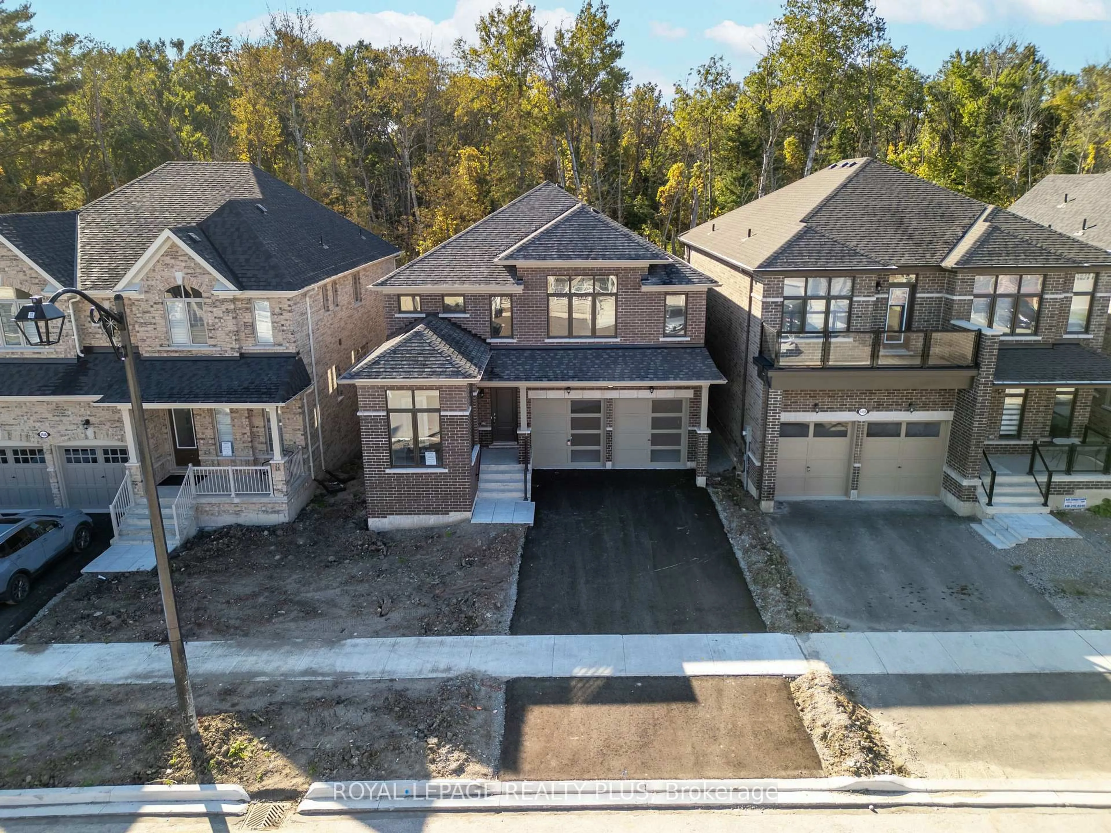 A pic from outside/outdoor area/front of a property/back of a property/a pic from drone, street for 1454 Davis Loop Circ, Innisfil Ontario L0L 1W0