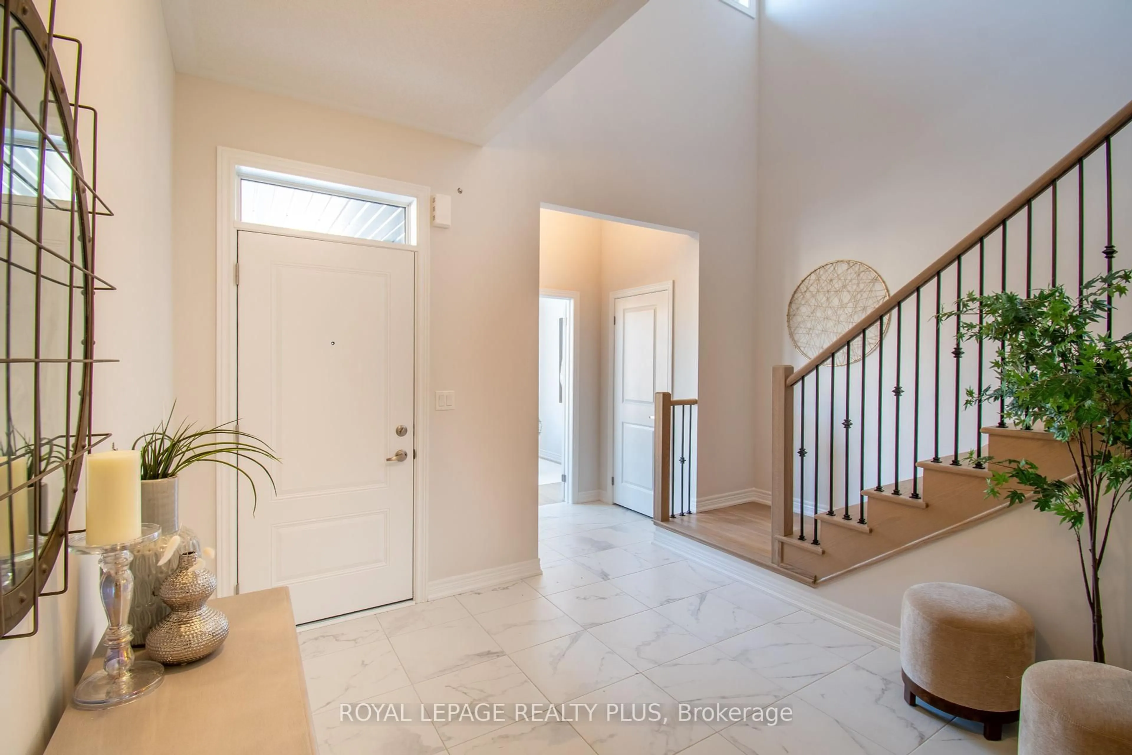 Indoor entryway for 1454 Davis Loop Circ, Innisfil Ontario L0L 1W0