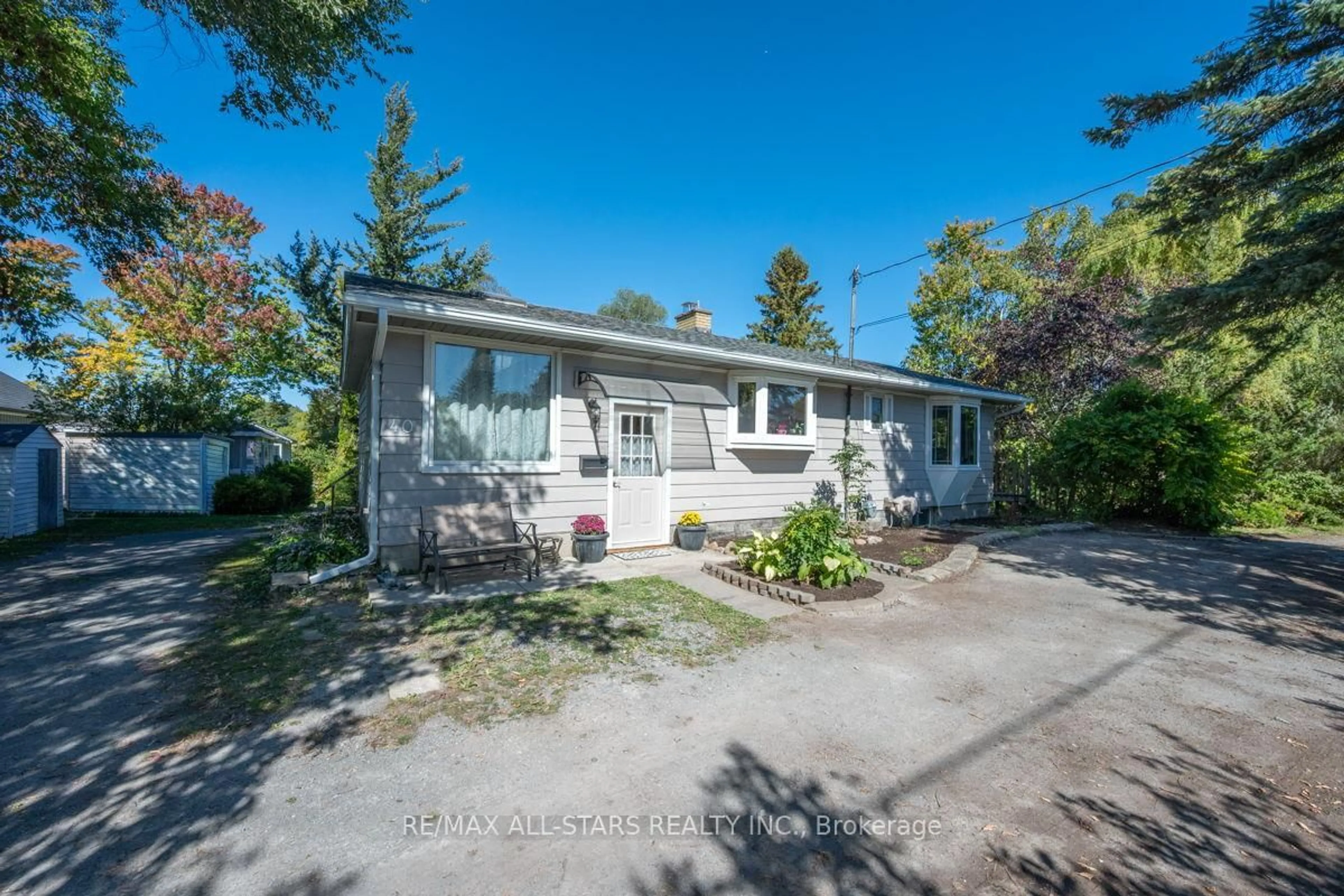 A pic from outside/outdoor area/front of a property/back of a property/a pic from drone, street for 40 Riverglen Dr, Georgina Ontario L4P 2R1