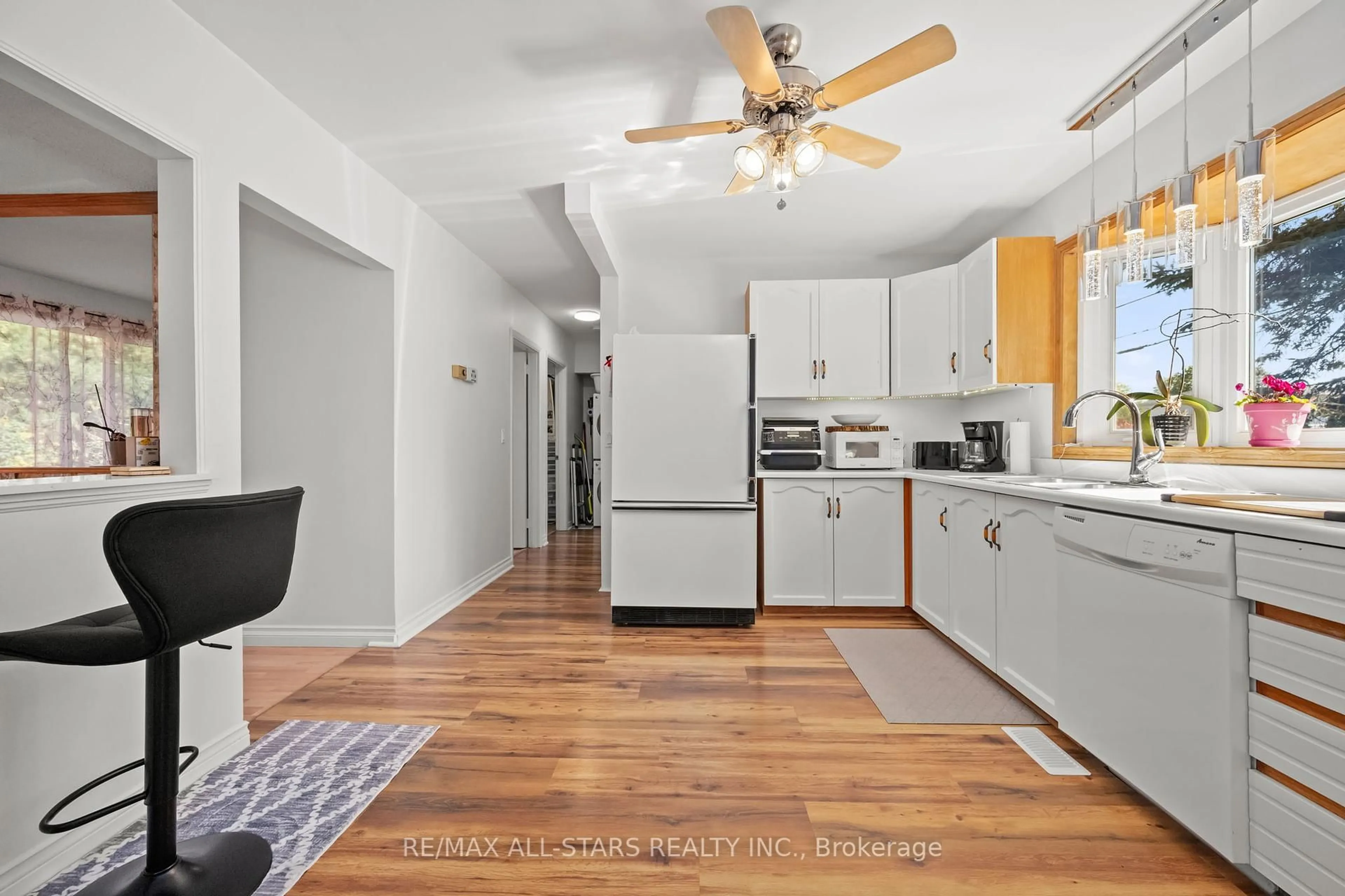 Open concept kitchen, unknown for 40 Riverglen Dr, Georgina Ontario L4P 2R1