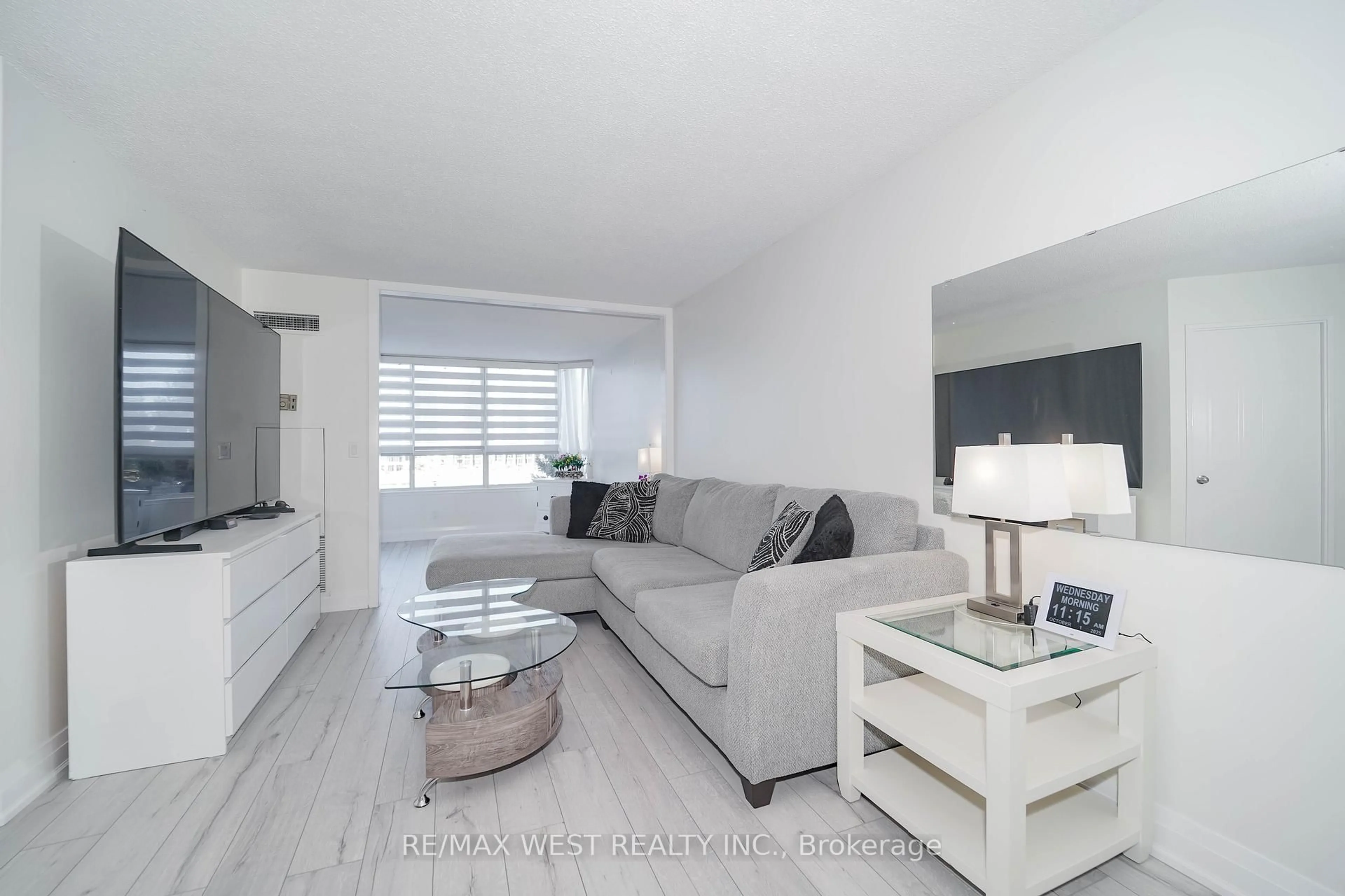 Living room with furniture, unknown for 33 Weldrick Rd #501, Richmond Hill Ontario L4C 8W4