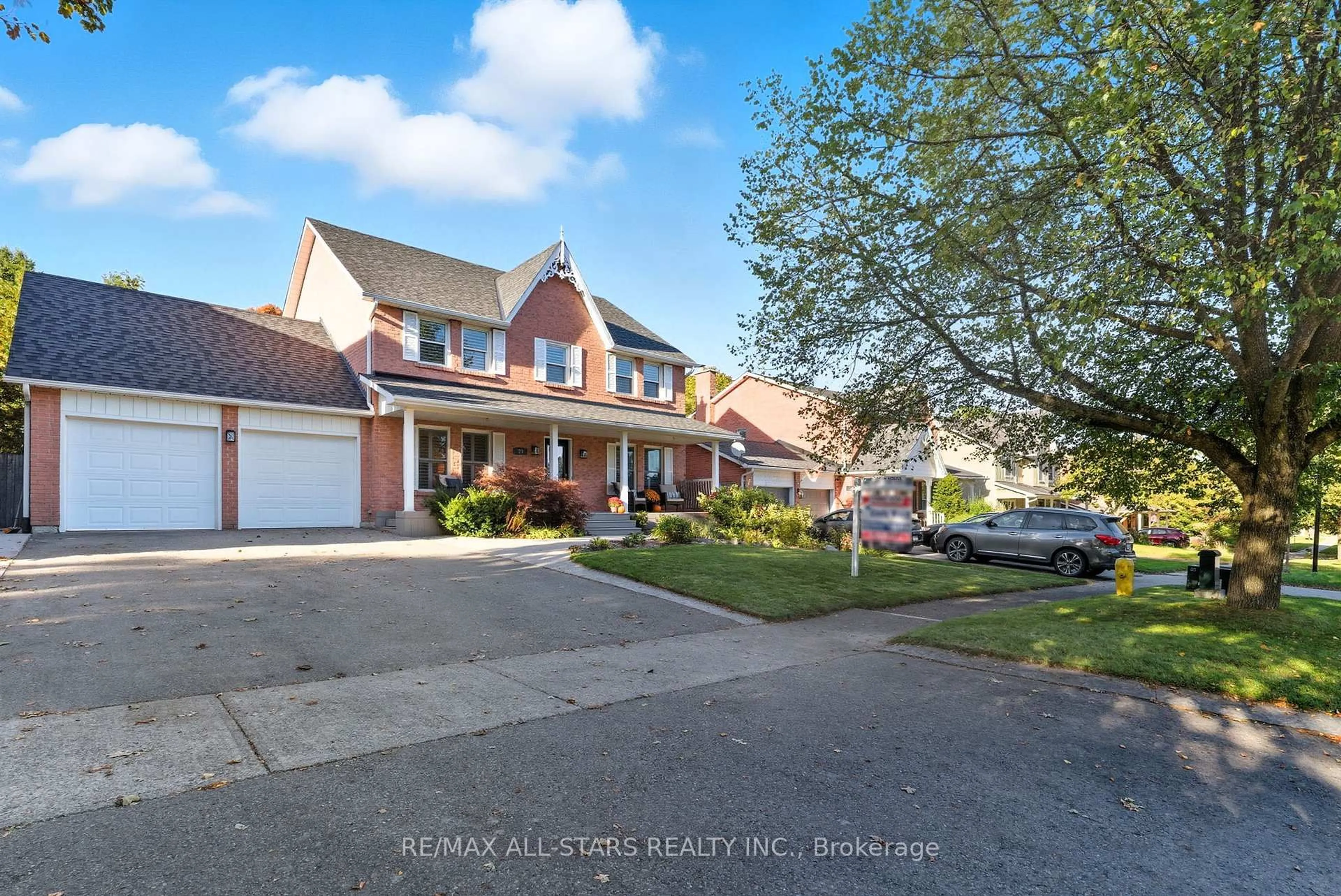 A pic from outside/outdoor area/front of a property/back of a property/a pic from drone, street for 23 Bolton Dr, Uxbridge Ontario L9P 1A3