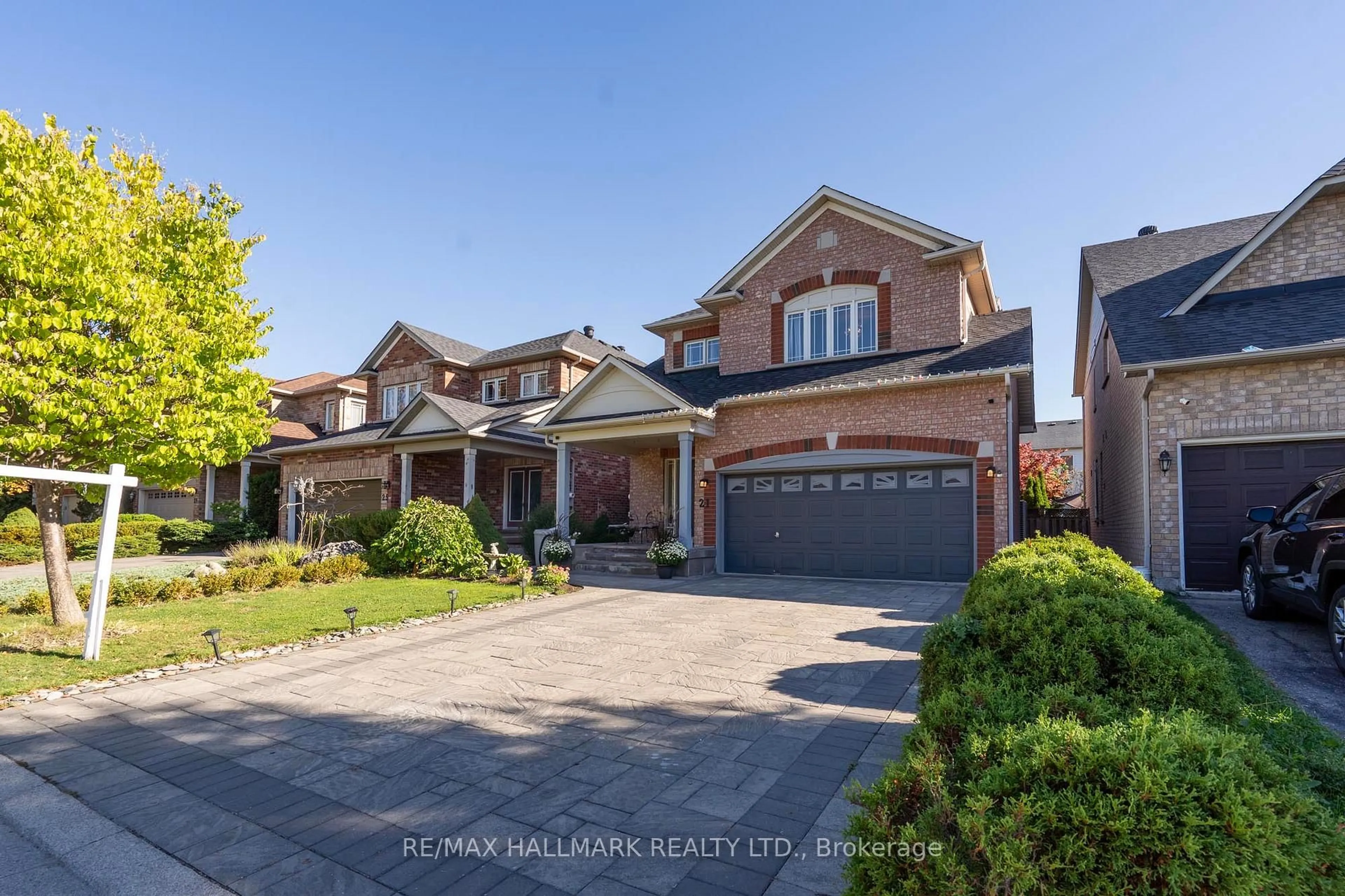 Home with brick exterior material, street for 21 Brooks Ave, Aurora Ontario L4G 7W2