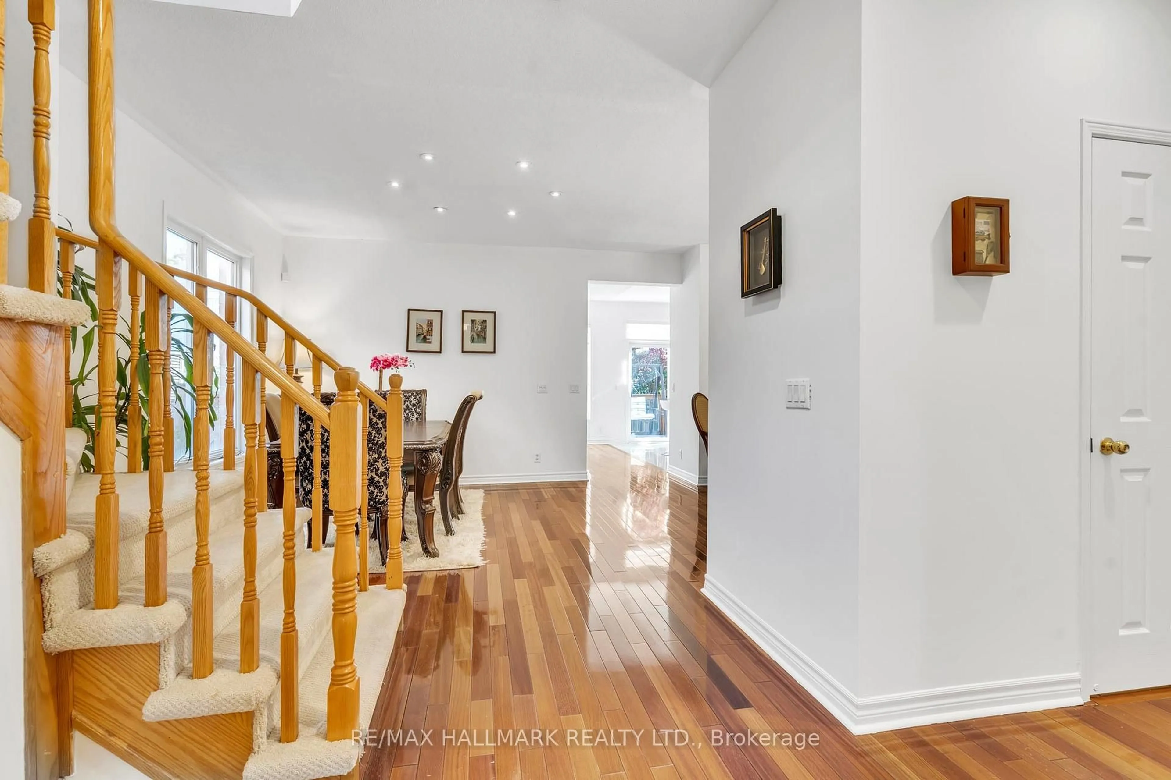 Indoor foyer for 21 Brooks Ave, Aurora Ontario L4G 7W2