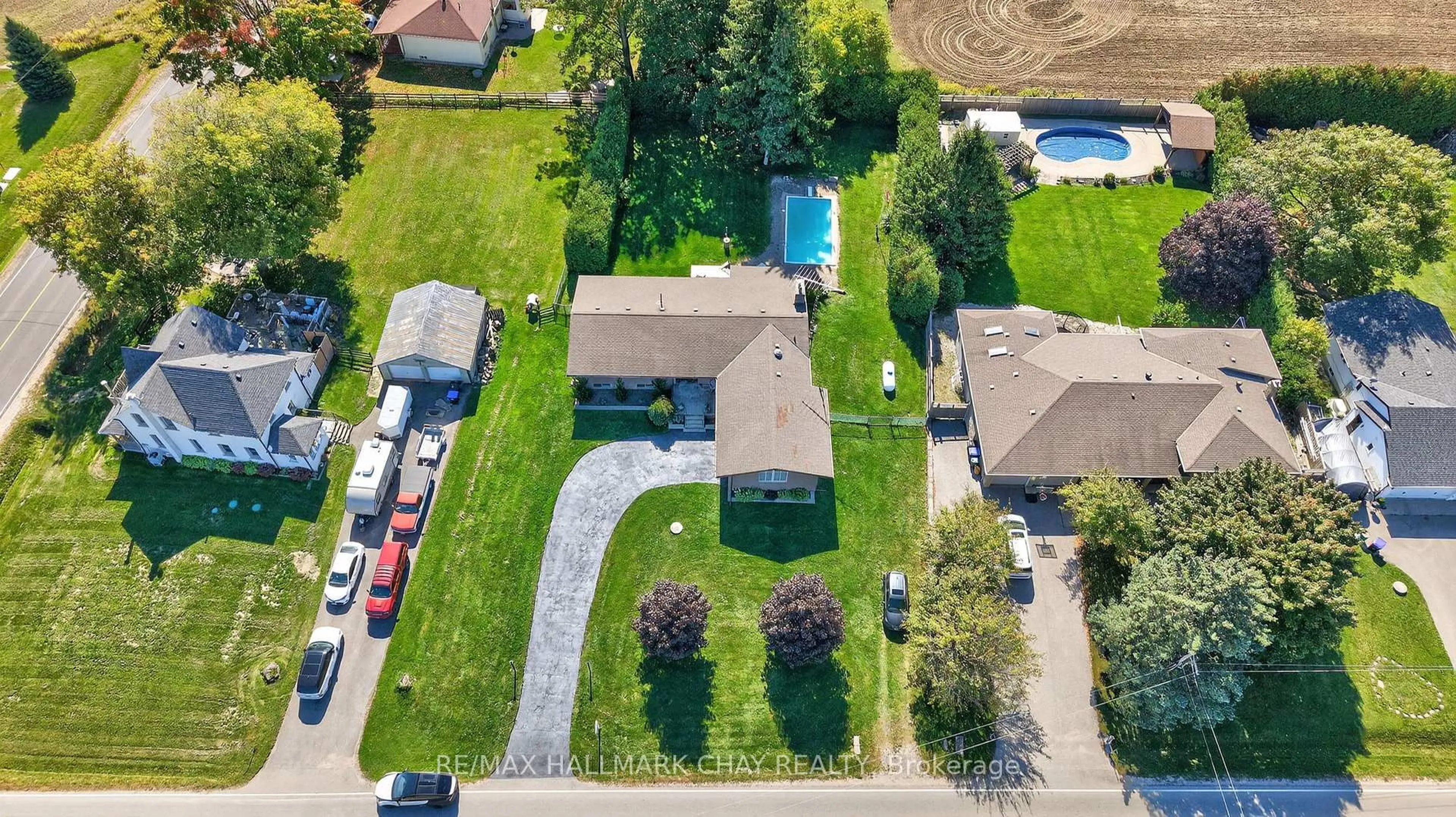 A pic from outside/outdoor area/front of a property/back of a property/a pic from drone, street for 3735 9th Line, Bradford West Gwillimbury Ontario L3Z 3S6