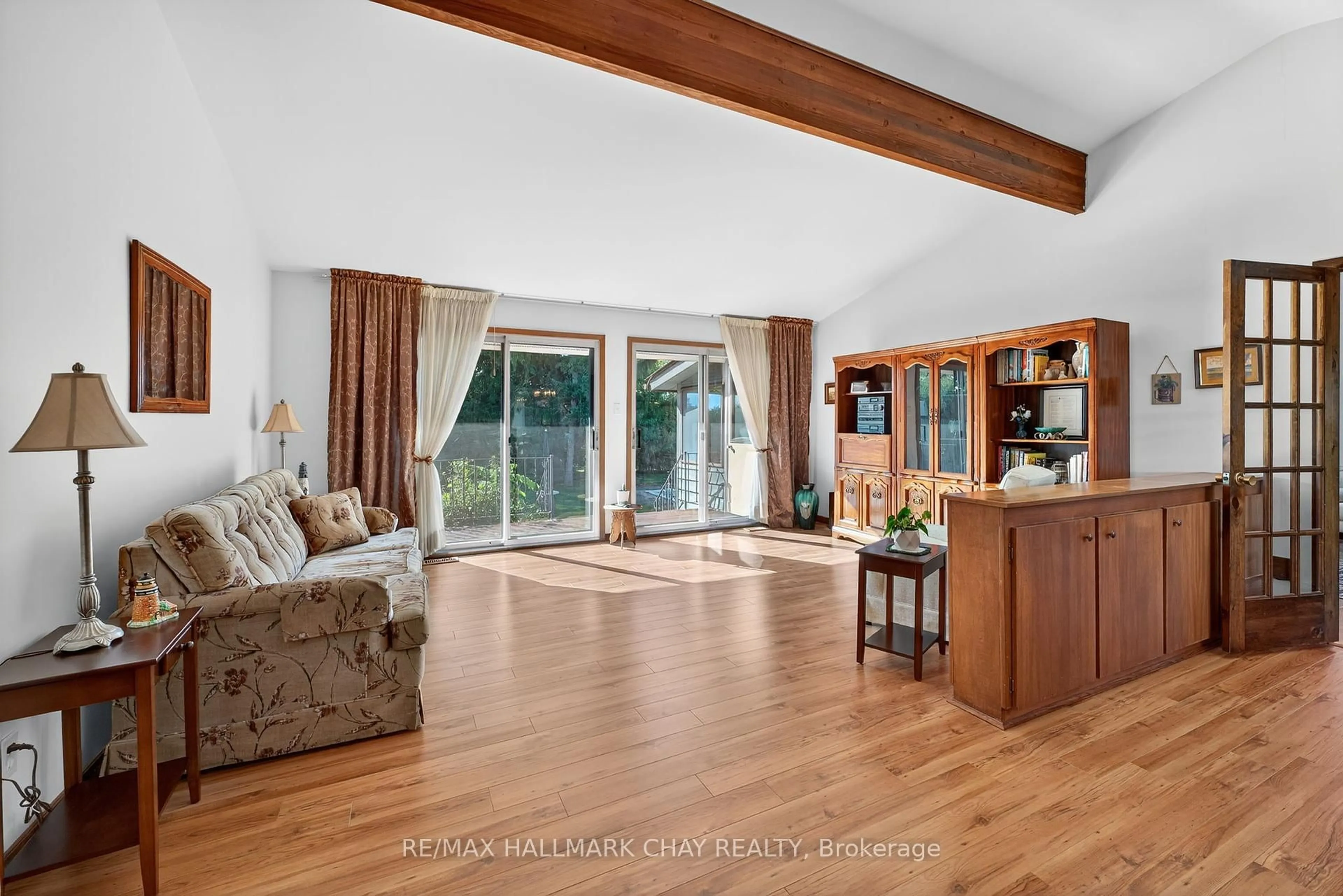 Living room with furniture, wood/laminate floor for 3735 9th Line, Bradford West Gwillimbury Ontario L3Z 3S6