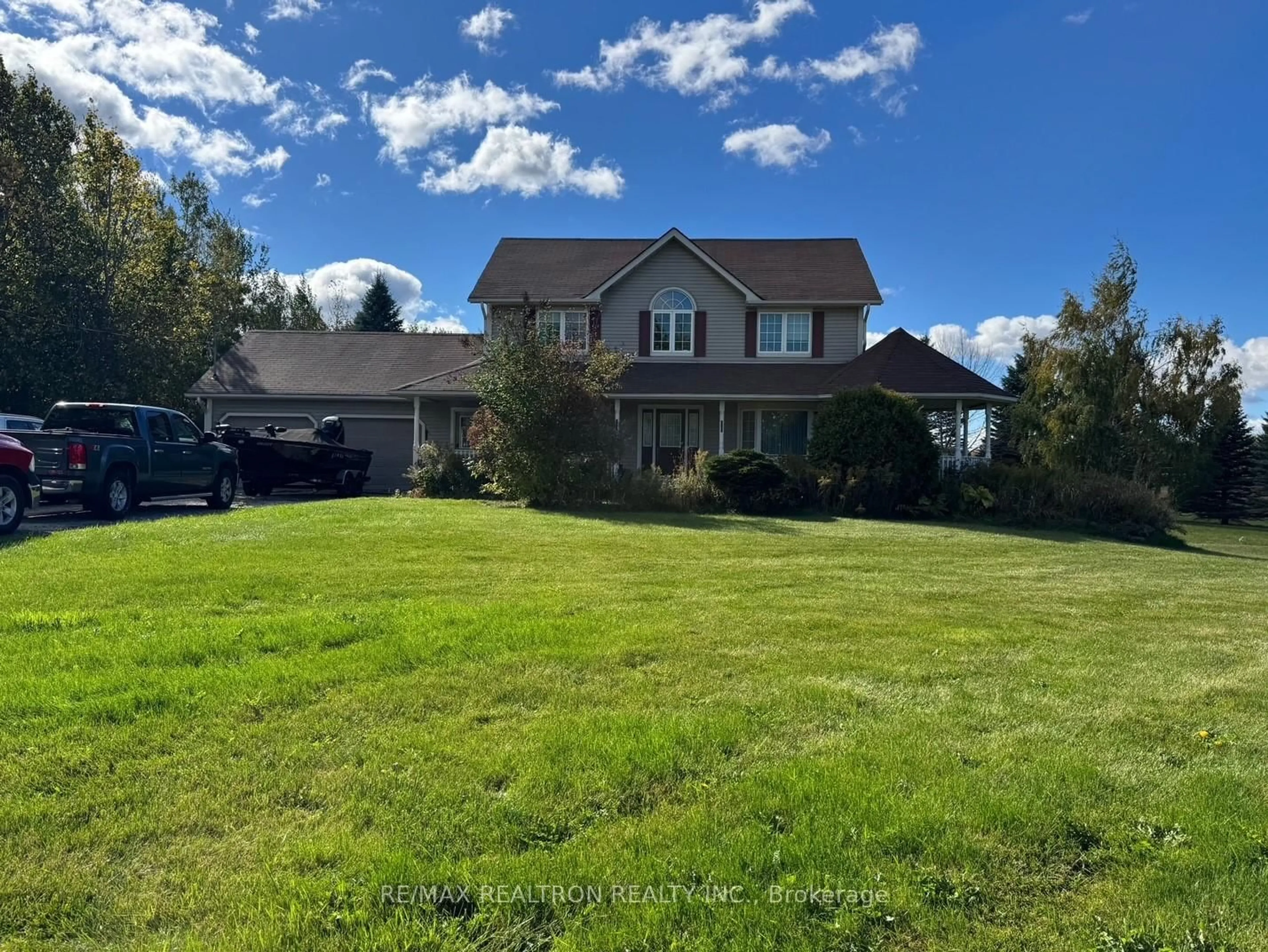 A pic from outside/outdoor area/front of a property/back of a property/a pic from drone, unknown for 5096 Yonge St, Innisfil Ontario L0L 1R0
