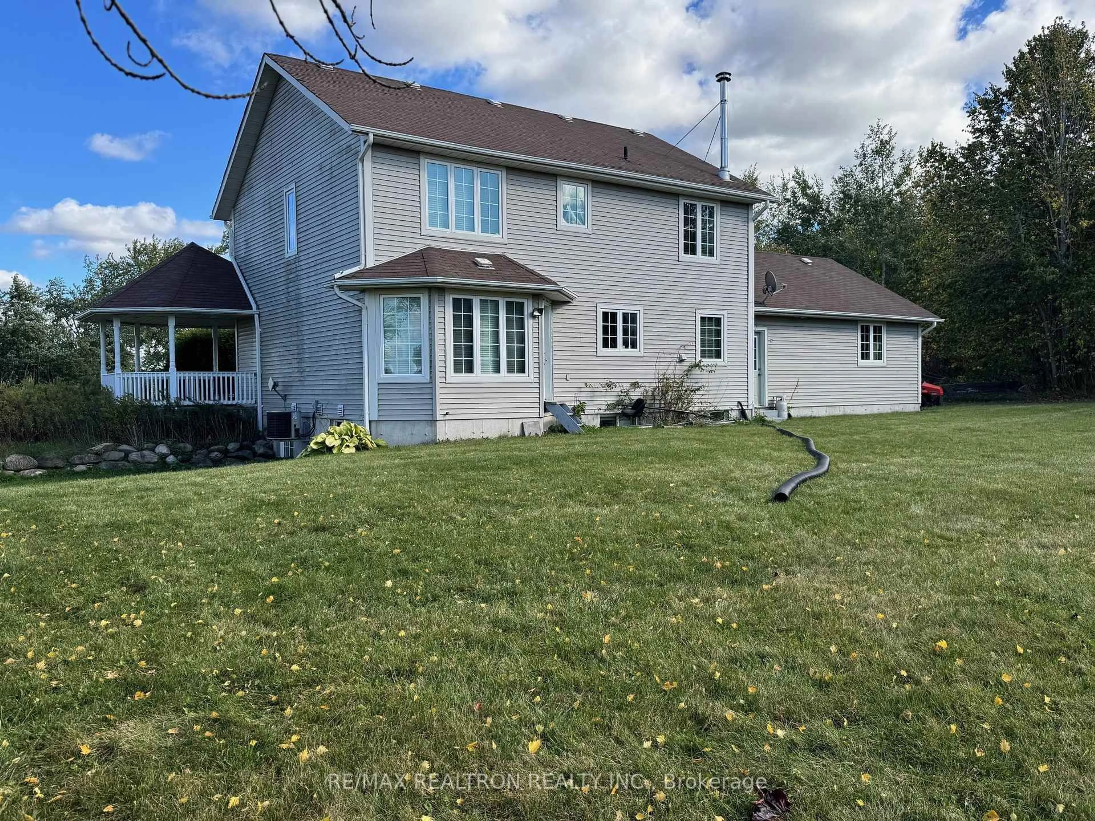 A pic from outside/outdoor area/front of a property/back of a property/a pic from drone, unknown for 5096 Yonge St, Innisfil Ontario L0L 1R0