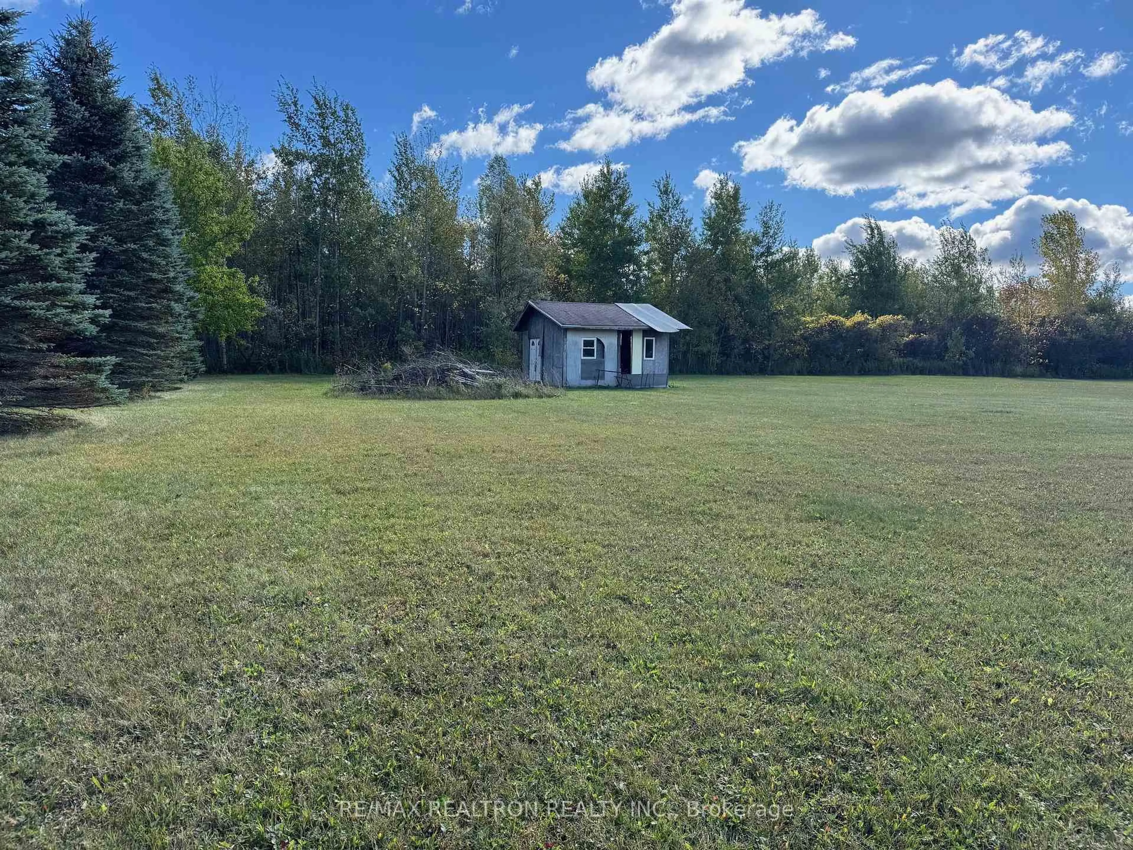 Shed for 5096 Yonge St, Innisfil Ontario L0L 1R0