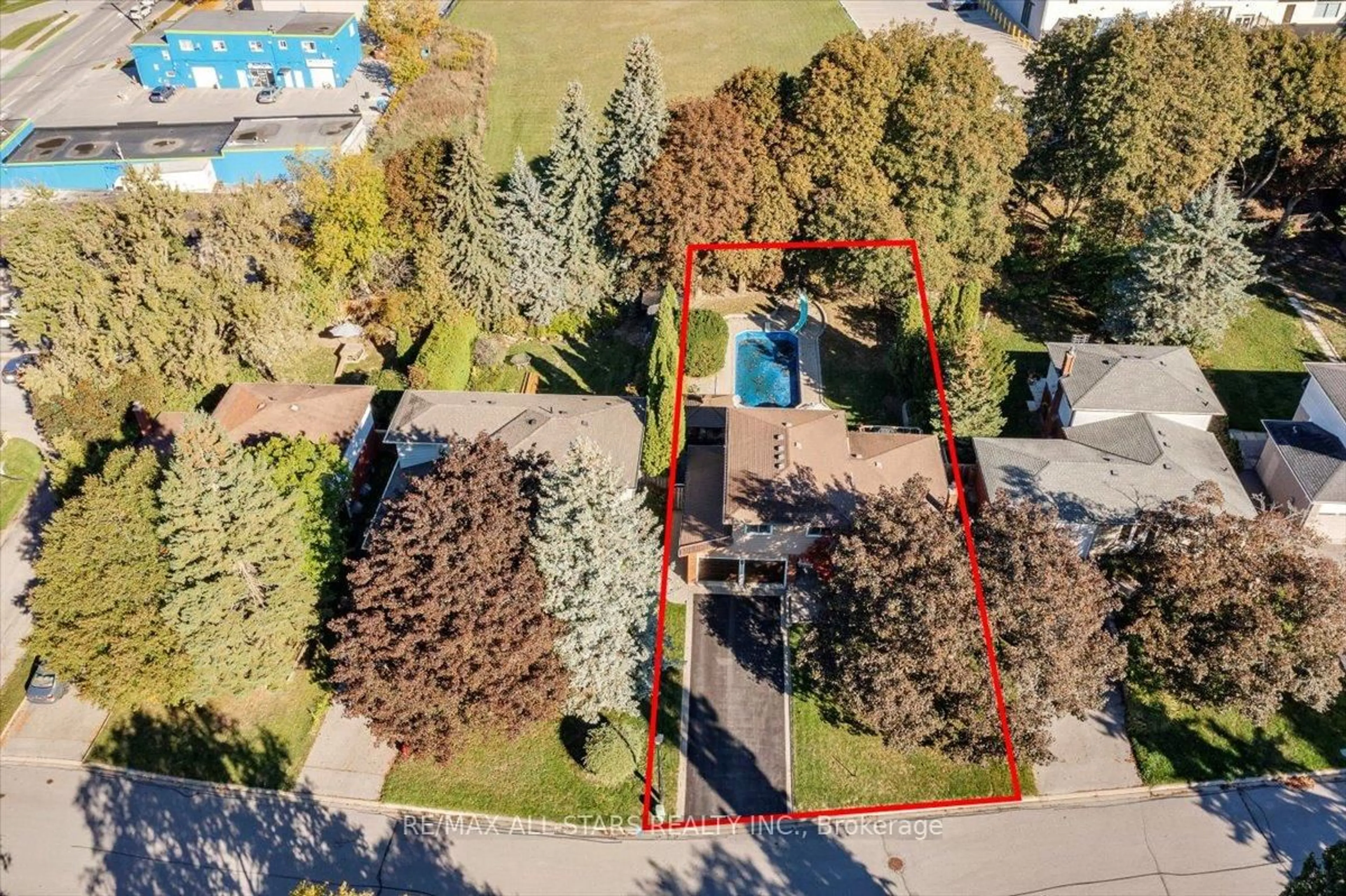 A pic from outside/outdoor area/front of a property/back of a property/a pic from drone, street for 811 Grace St, Newmarket Ontario L3Y 2L6