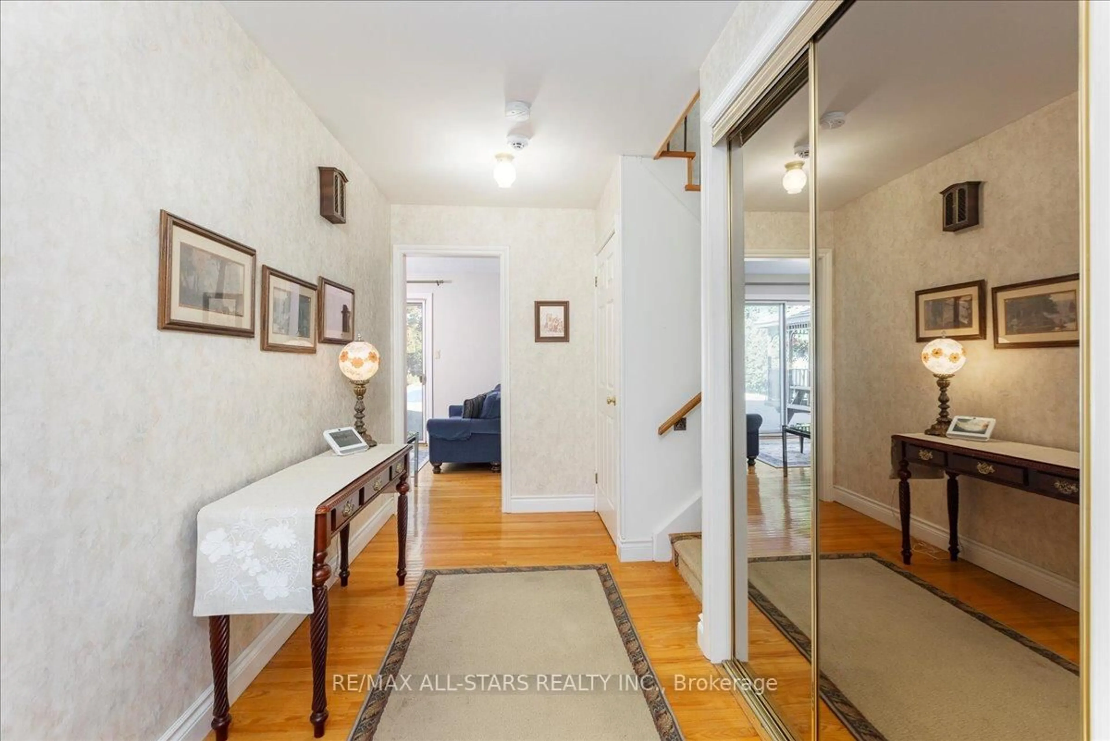 Indoor entryway for 811 Grace St, Newmarket Ontario L3Y 2L6