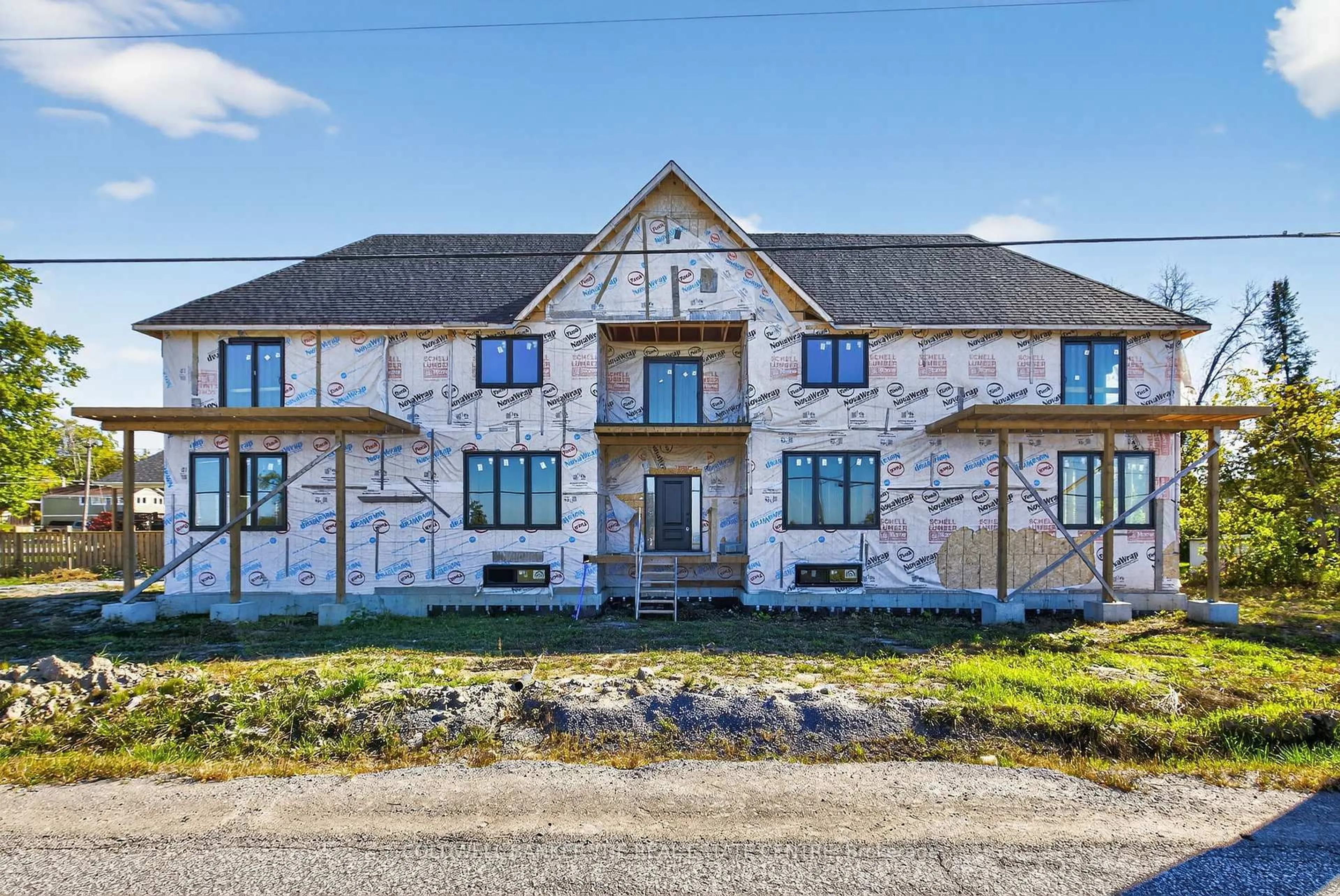 A pic from outside/outdoor area/front of a property/back of a property/a pic from drone, building for 802 Willowview Rd, Georgina Ontario L0E 1S0