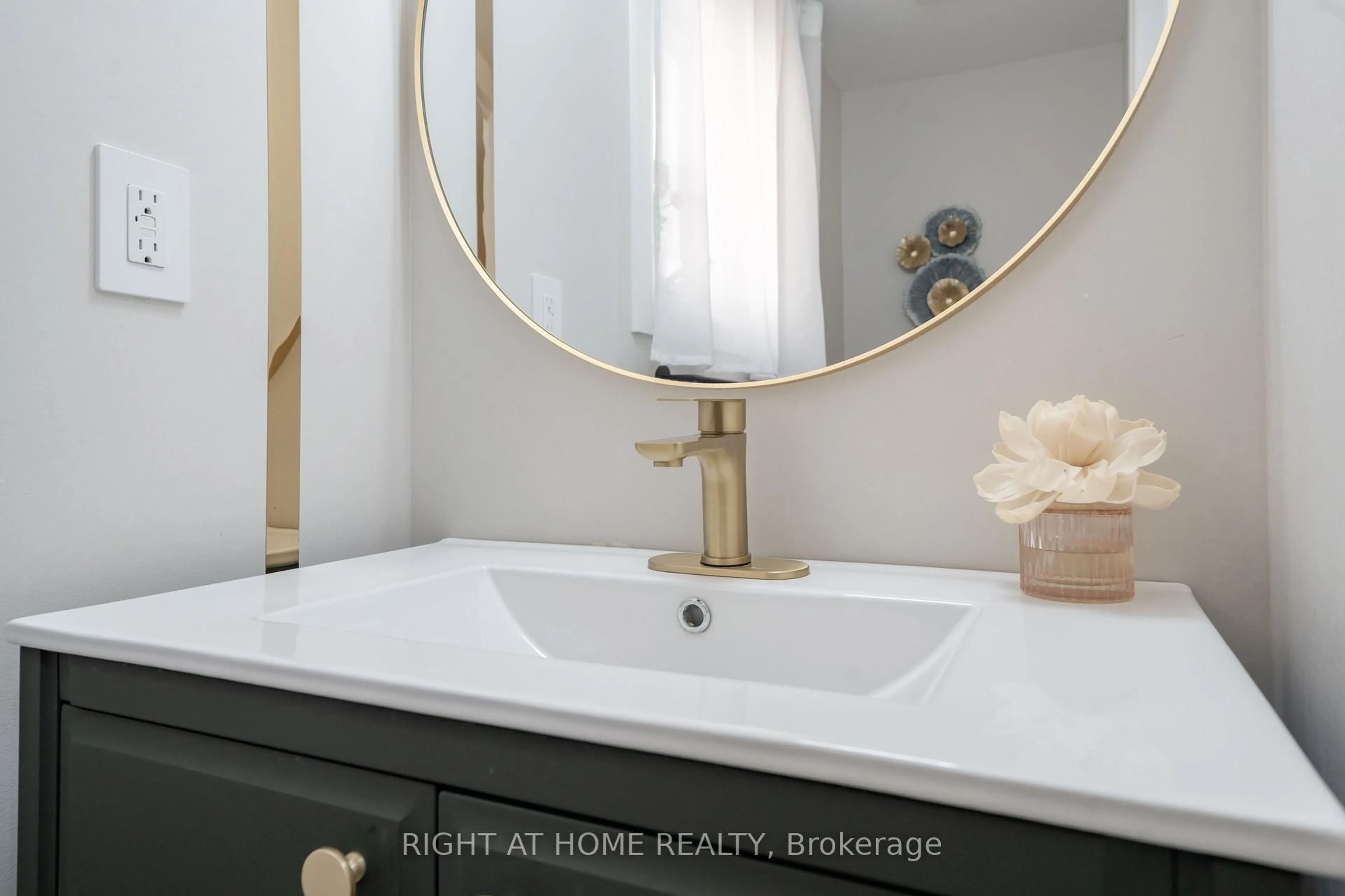 Contemporary bathroom, unknown for 182 Meadowhawk Tr, Bradford West Gwillimbury Ontario L3Z 0E9