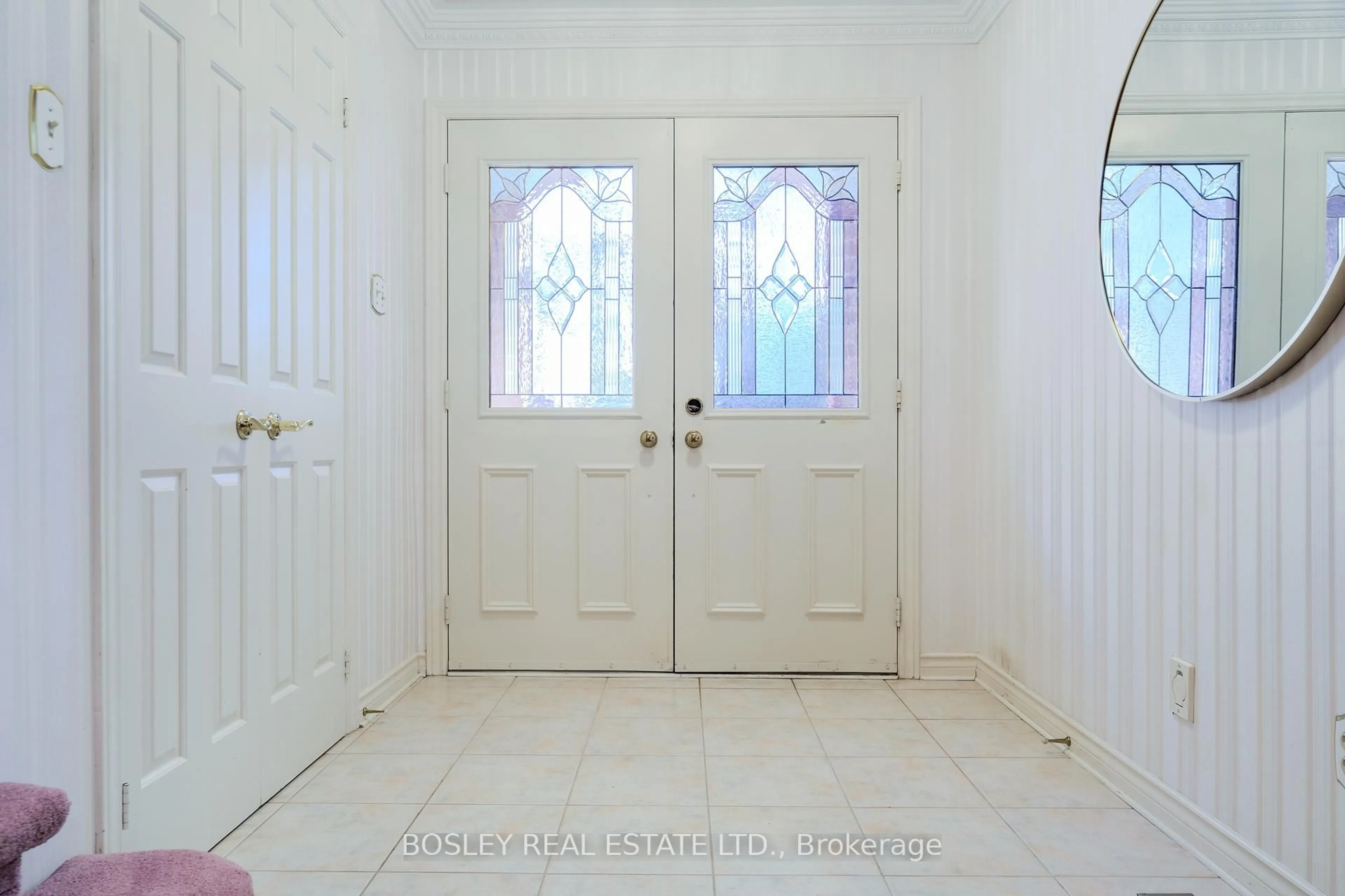 Indoor entryway for 8 Roverdale Crt, Markham Ontario L3R 7K7