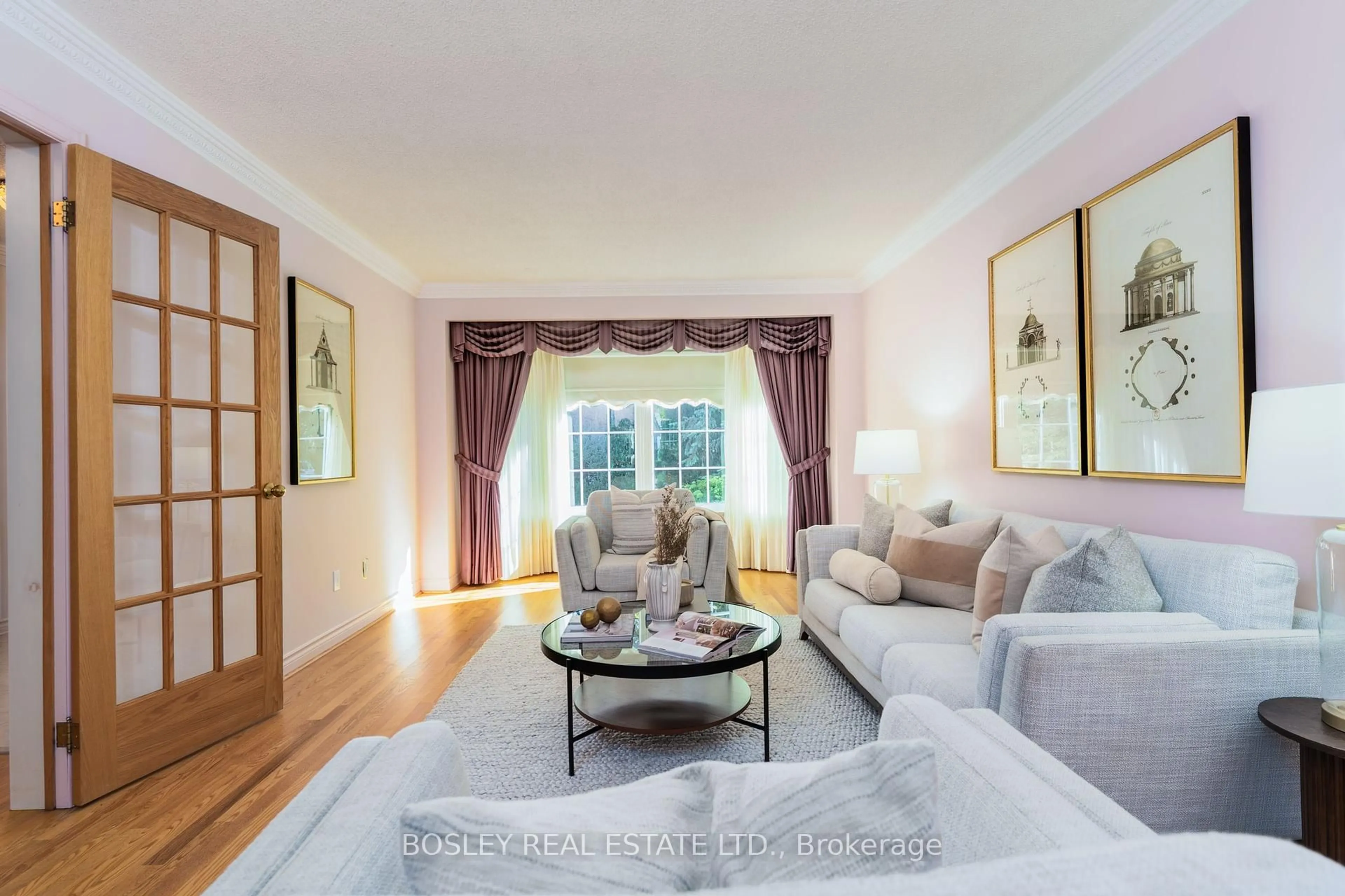 Living room with furniture, unknown for 8 Roverdale Crt, Markham Ontario L3R 7K7