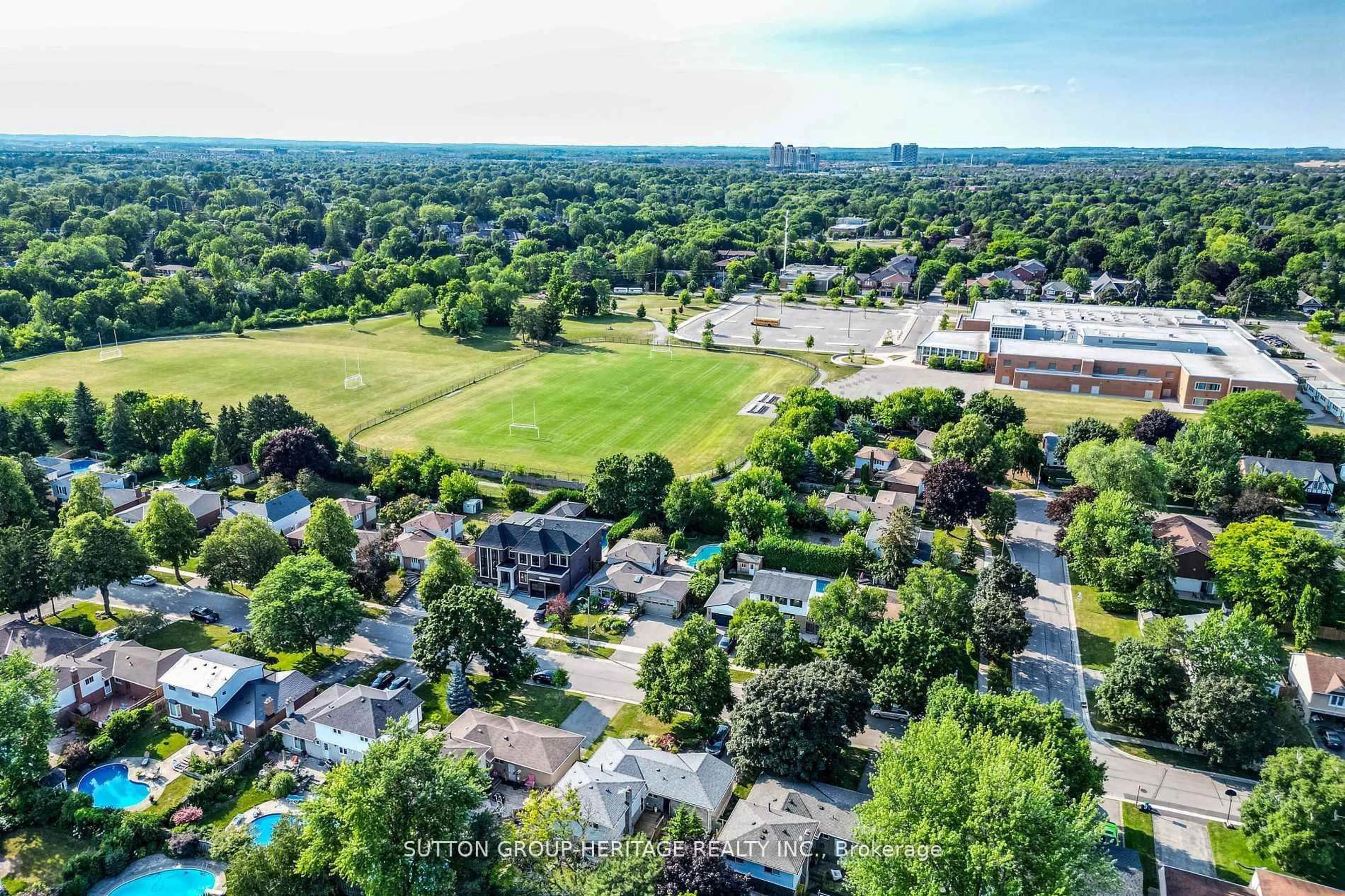 A pic from outside/outdoor area/front of a property/back of a property/a pic from drone, unknown for 47 Pringle Ave, Markham Ontario L3P 2P3